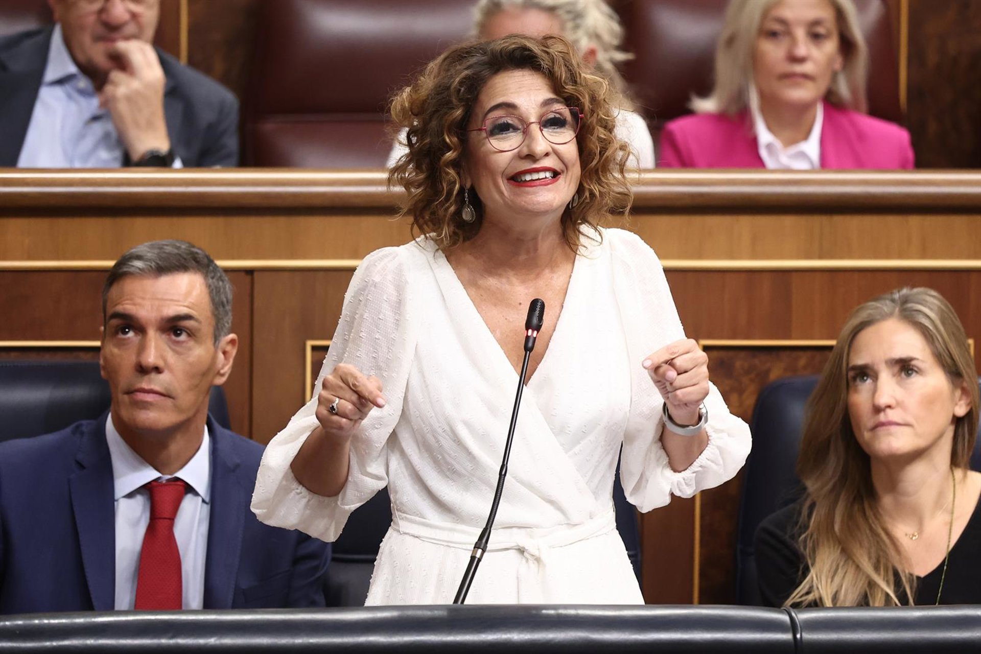 Montero afirma que «nunca estuvo mejor la sanidad andaluza» que con PSOE y Bendodo le atribuye de 7.773 sanitarios menos