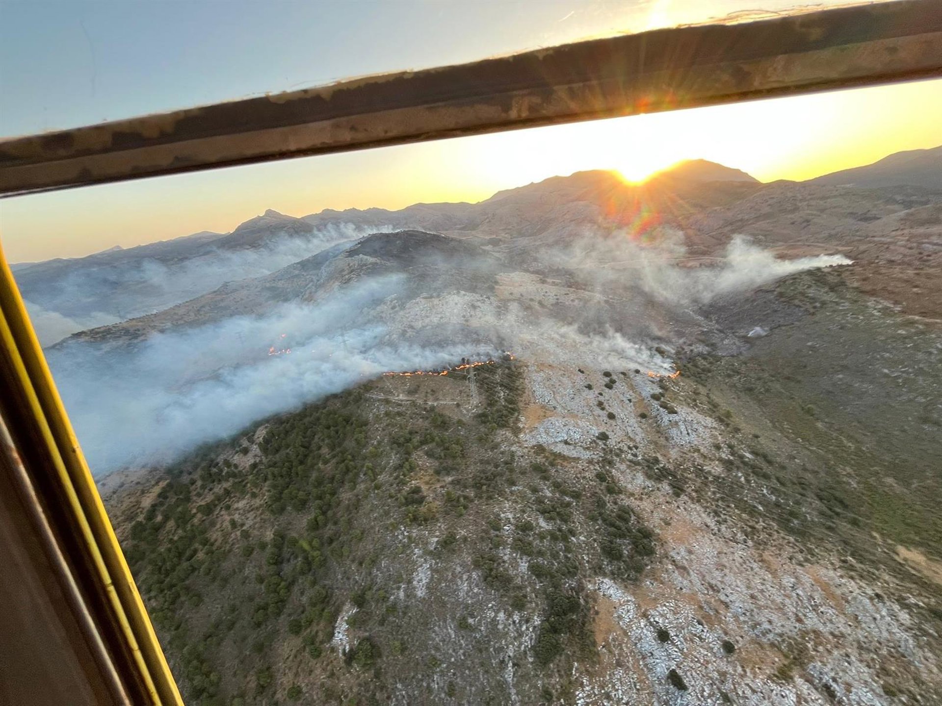 Amplían con ocho medios aéreos el operativo que trabaja contra el incendio de un paraje de Parauta
