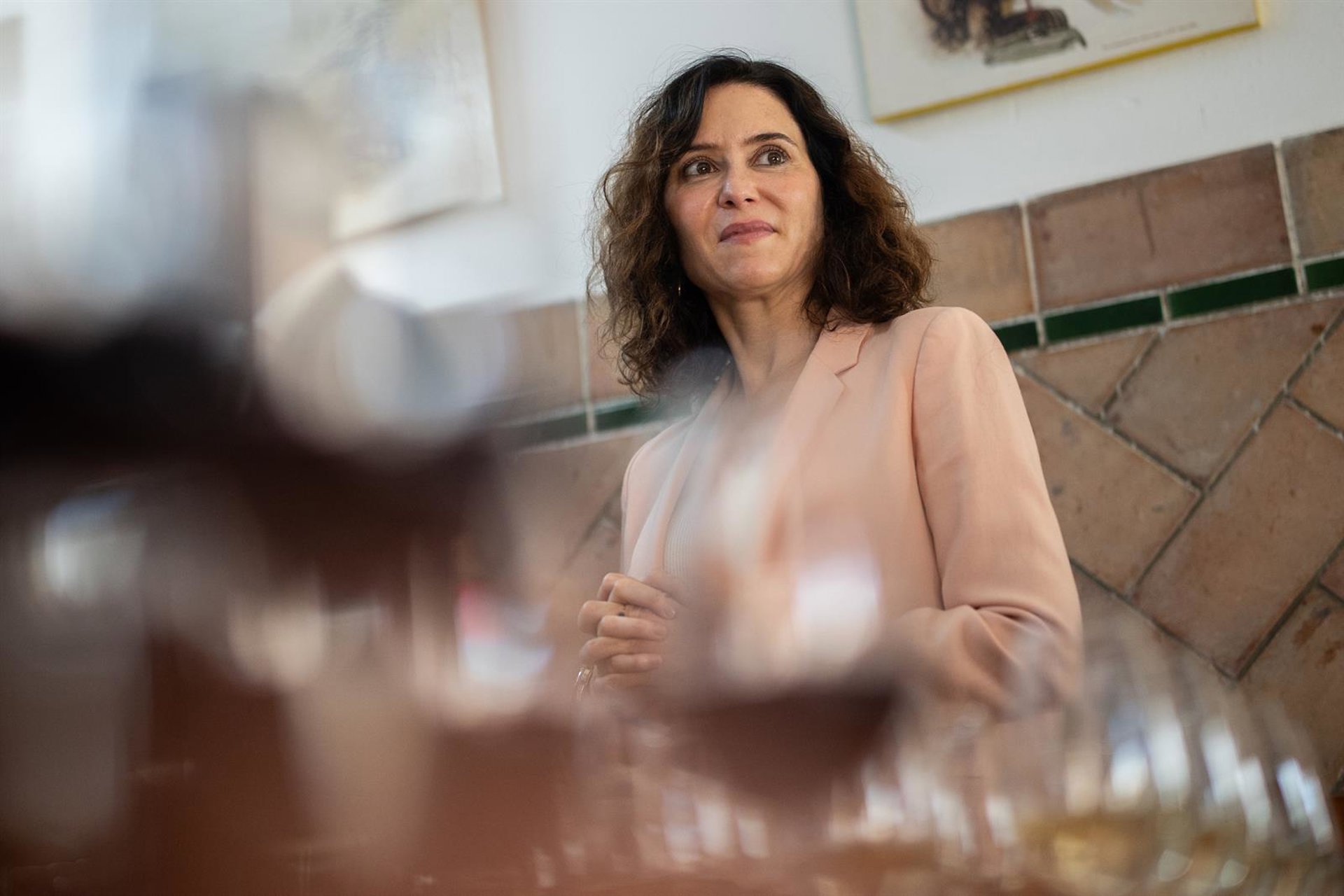 Ayuso carga contra un Gobierno que usa «kale borroka para mantenerse en el poder» bajo «supuestas causas humanitarias»