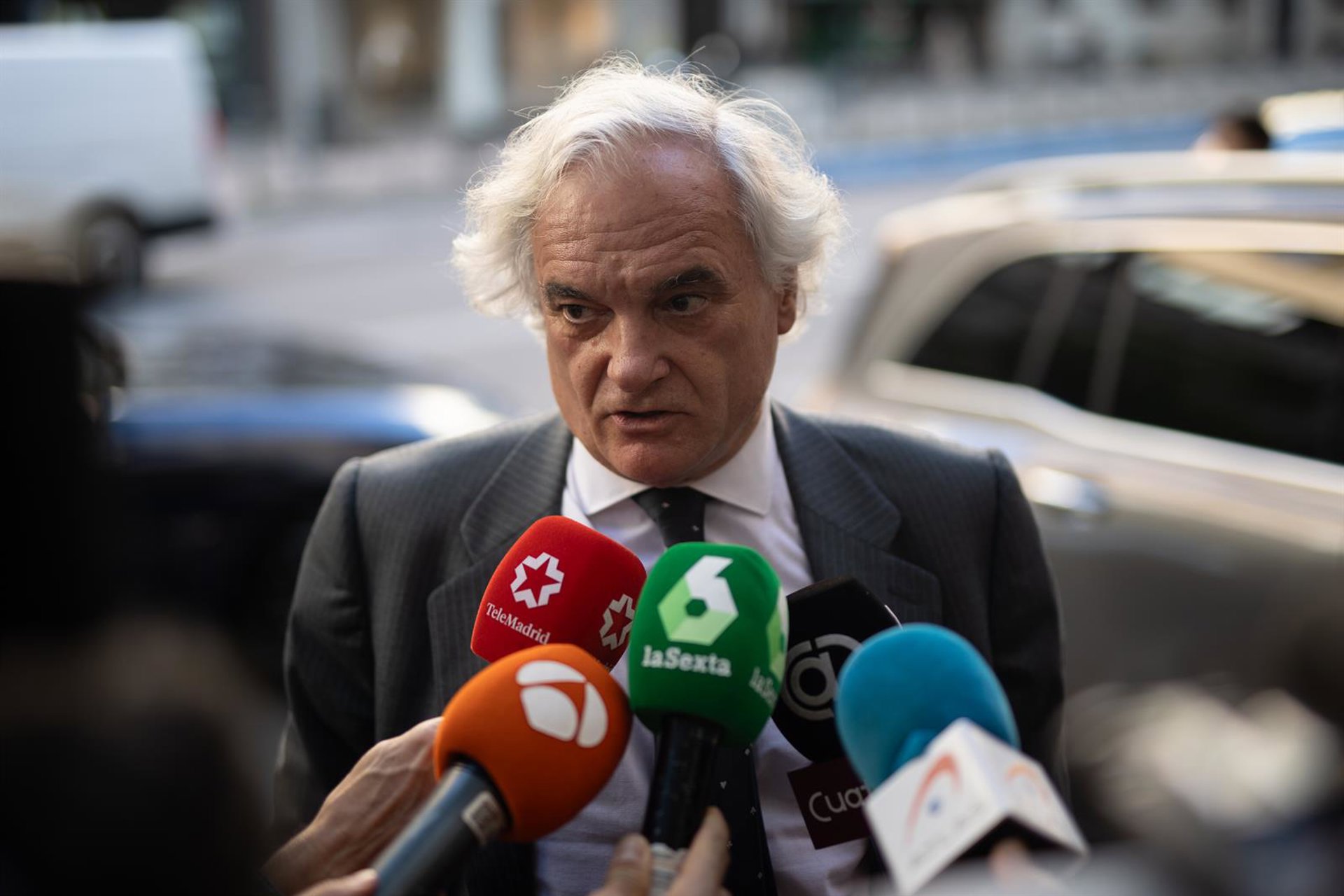 Empresarios censuran la propuesta de prestar atención al cliente en catalán