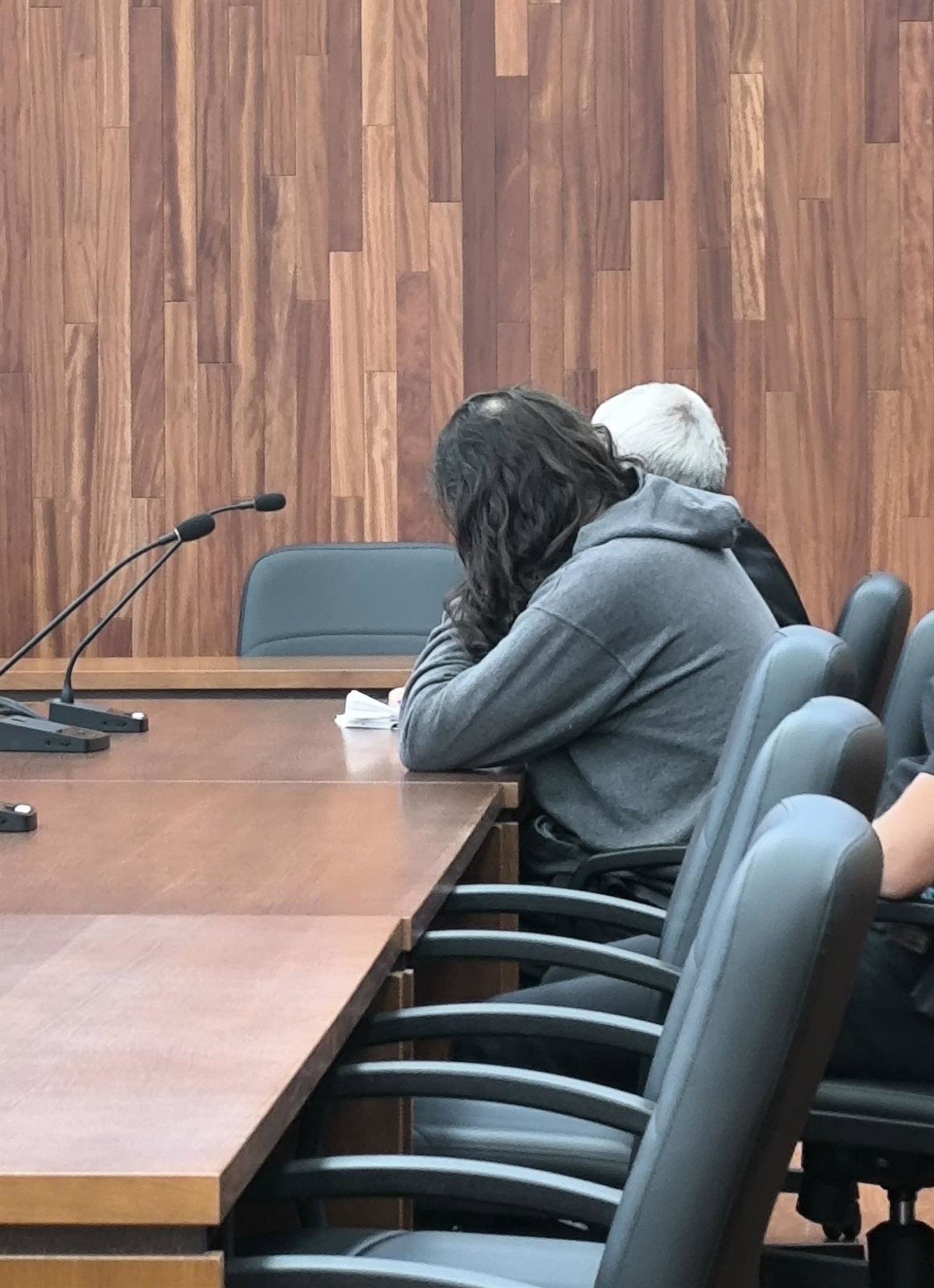 El acusado de matar a su expareja delante de sus hijos en Baiona rechaza un acuerdo y renuncia a su abogado