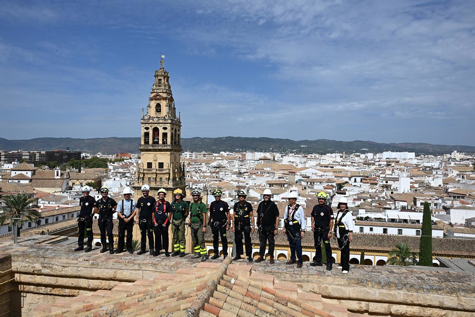 Bomberos de París, Madrid e Infoca visitan la Mezquita para conocer el protocolo seguido el 8 de agosto