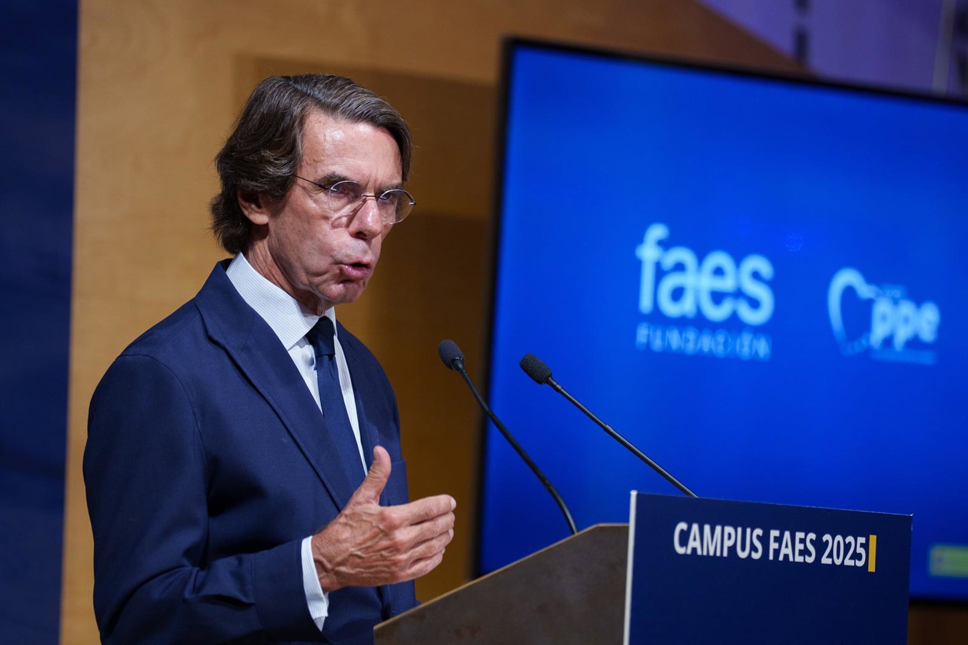 Aznar dice que en España gobierna una «ineptocracia corrupta» y alerta de que un «sanchismo terminal» es «muy peligroso»