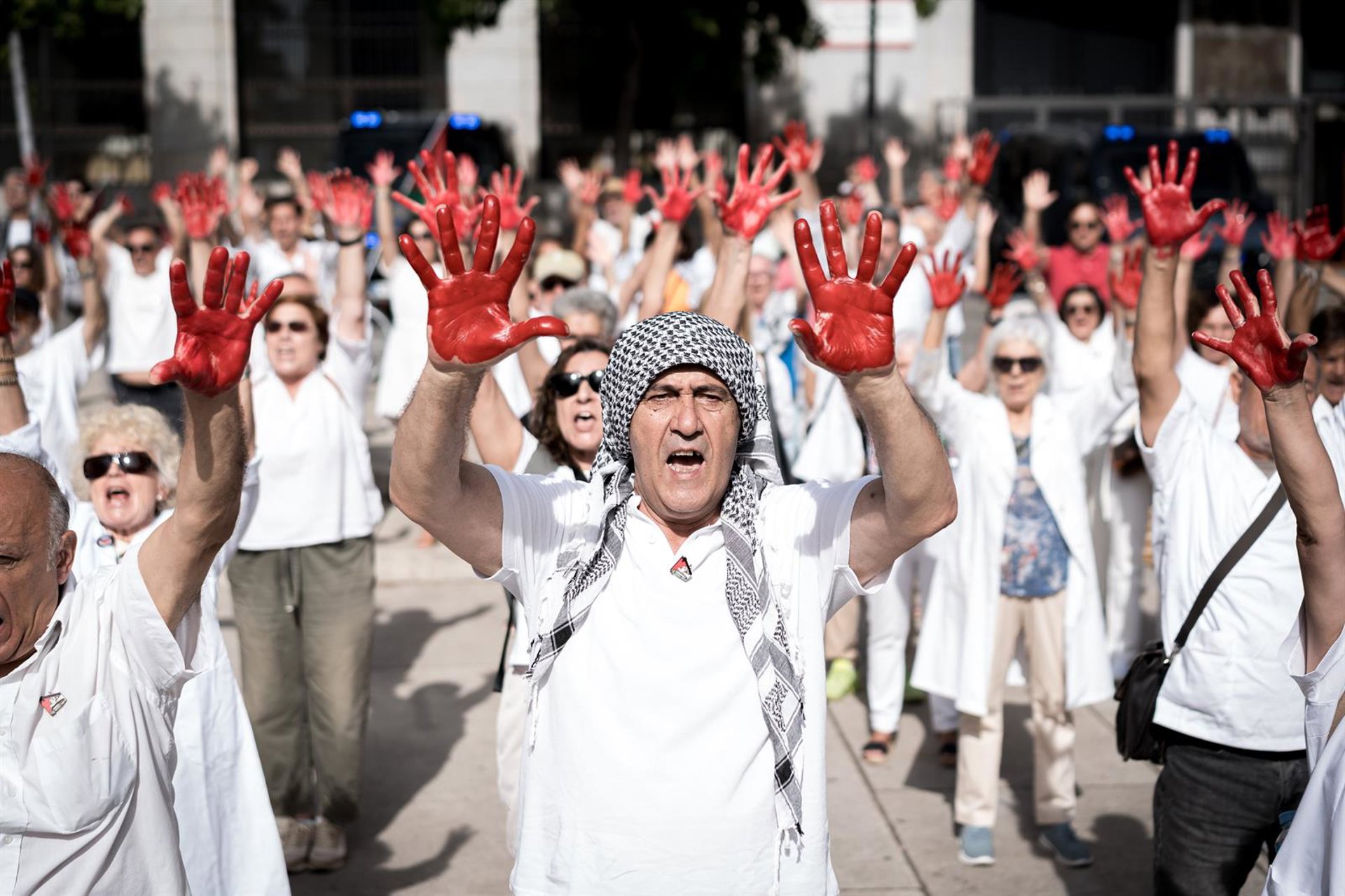 Sanitarios españoles homenajean a sus colegas en Gaza con batas blancas y manos pintadas de rojo