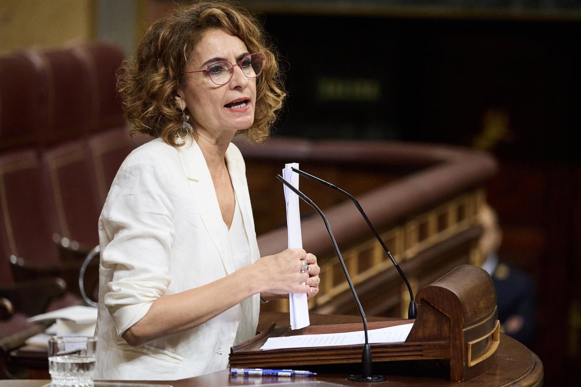 Montero reitera que pone la mano en el fuego por su jefe de gabinete y el PP dice que la «trama» Koldo le daba órdenes