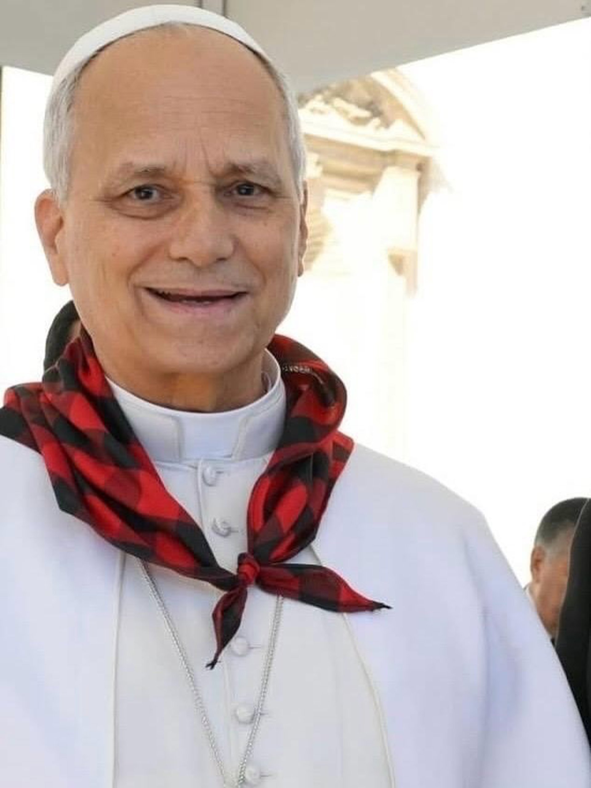 El Papa León XIV se pone un cachirulo regalado por una delegación de catequistas zaragozanos de peregrinación jubilea