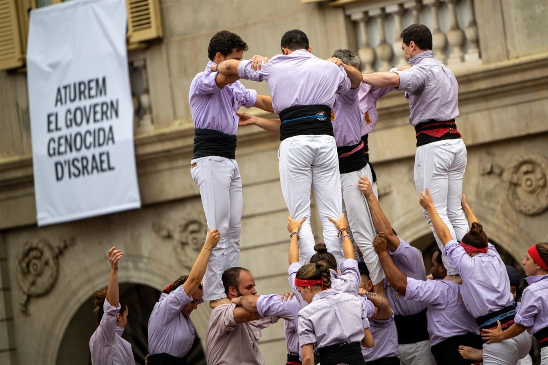 El Ayuntamiento de Barcelona cuelga pancartas contra el Gobierno israelí y en apoyo a la flotilla