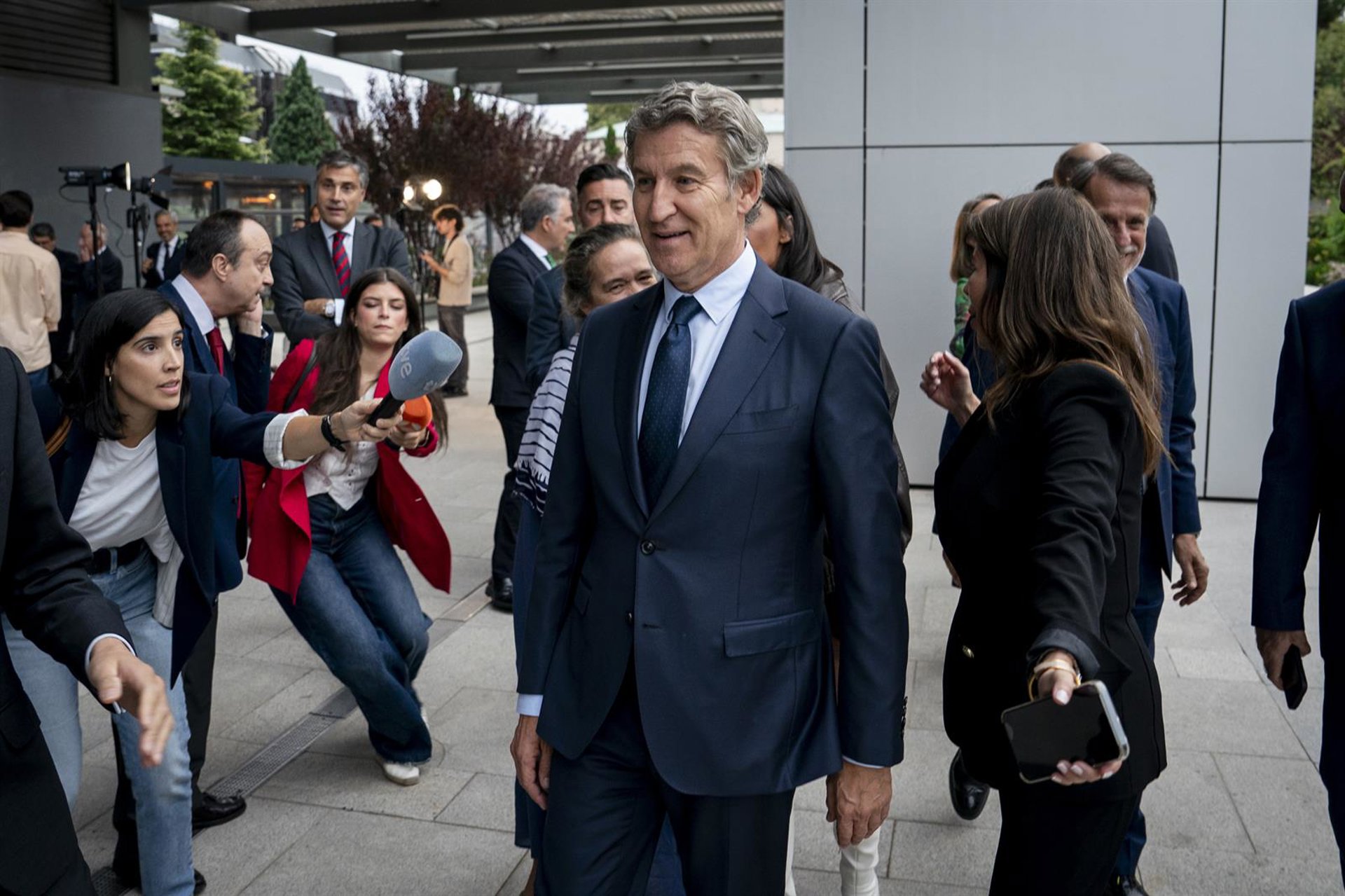 Feijóo dice que hay 550.000 inmigrantes recibiendo ayudas sin trabajar y rechaza una regularización masiva incondicional