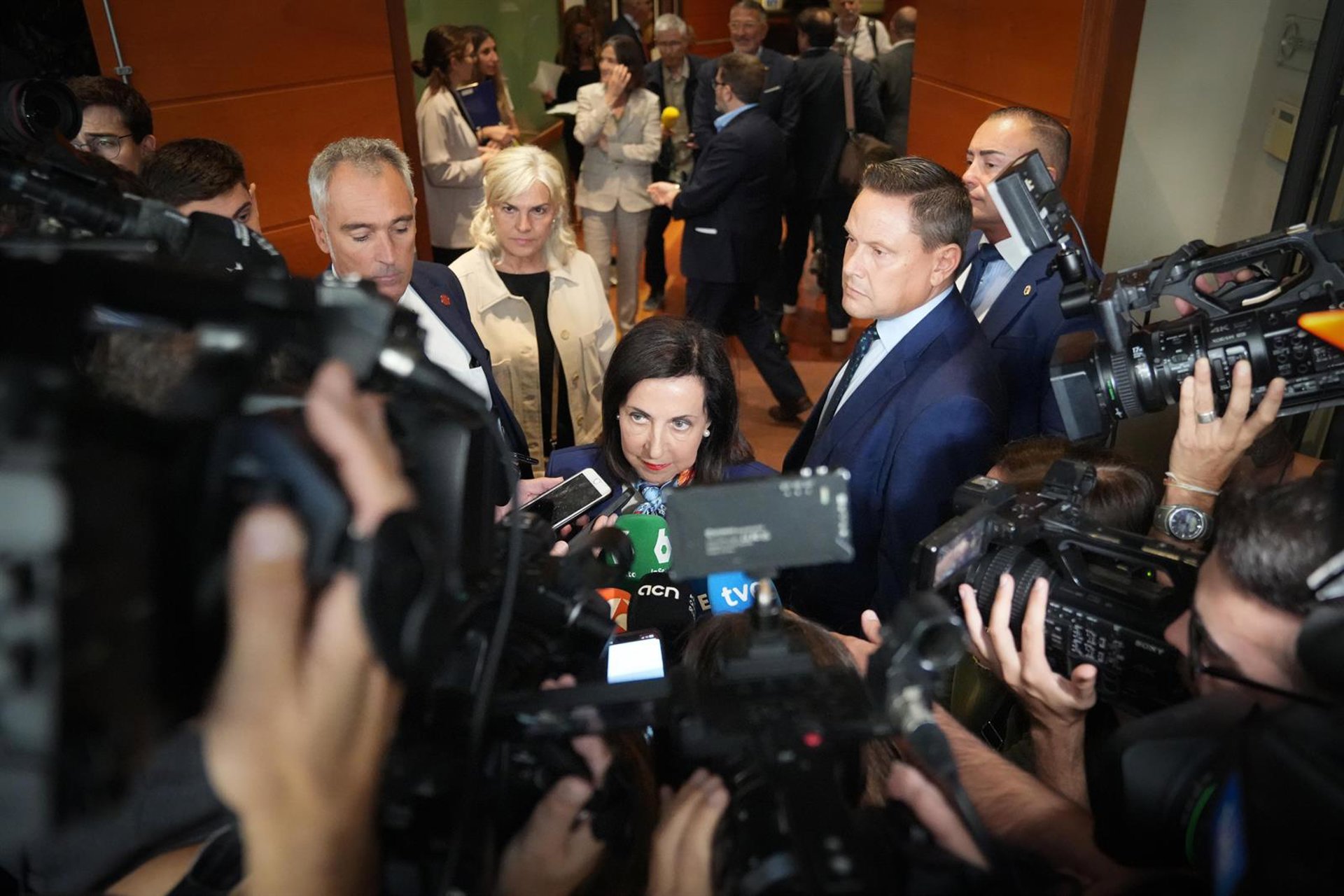 Robles pide a los miembros de la flotilla valorar el riesgo de entrar en la zona de exclusión