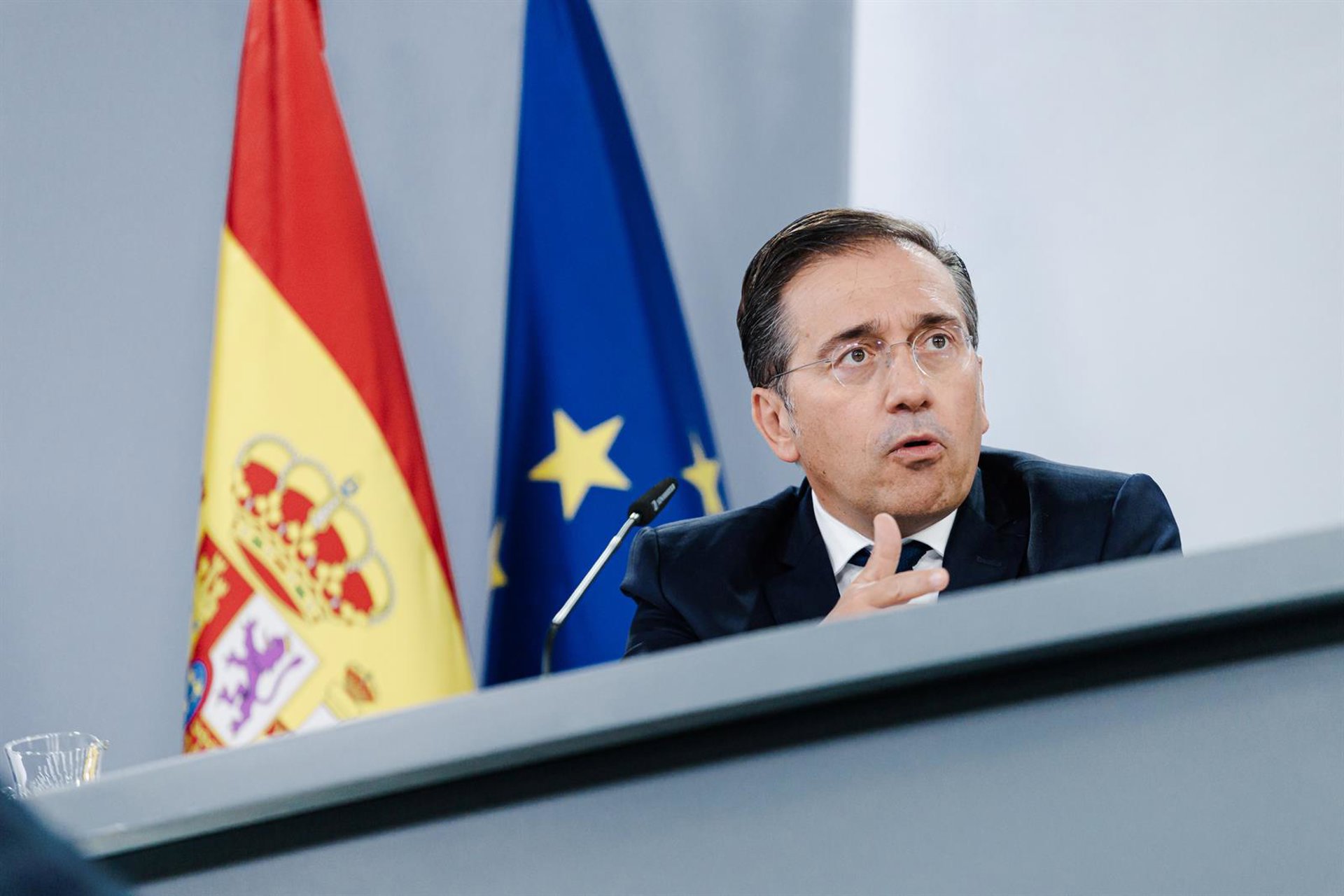 Albares pide a Israel que respete la «integridad física y los derechos» de los integrantes de la flotilla