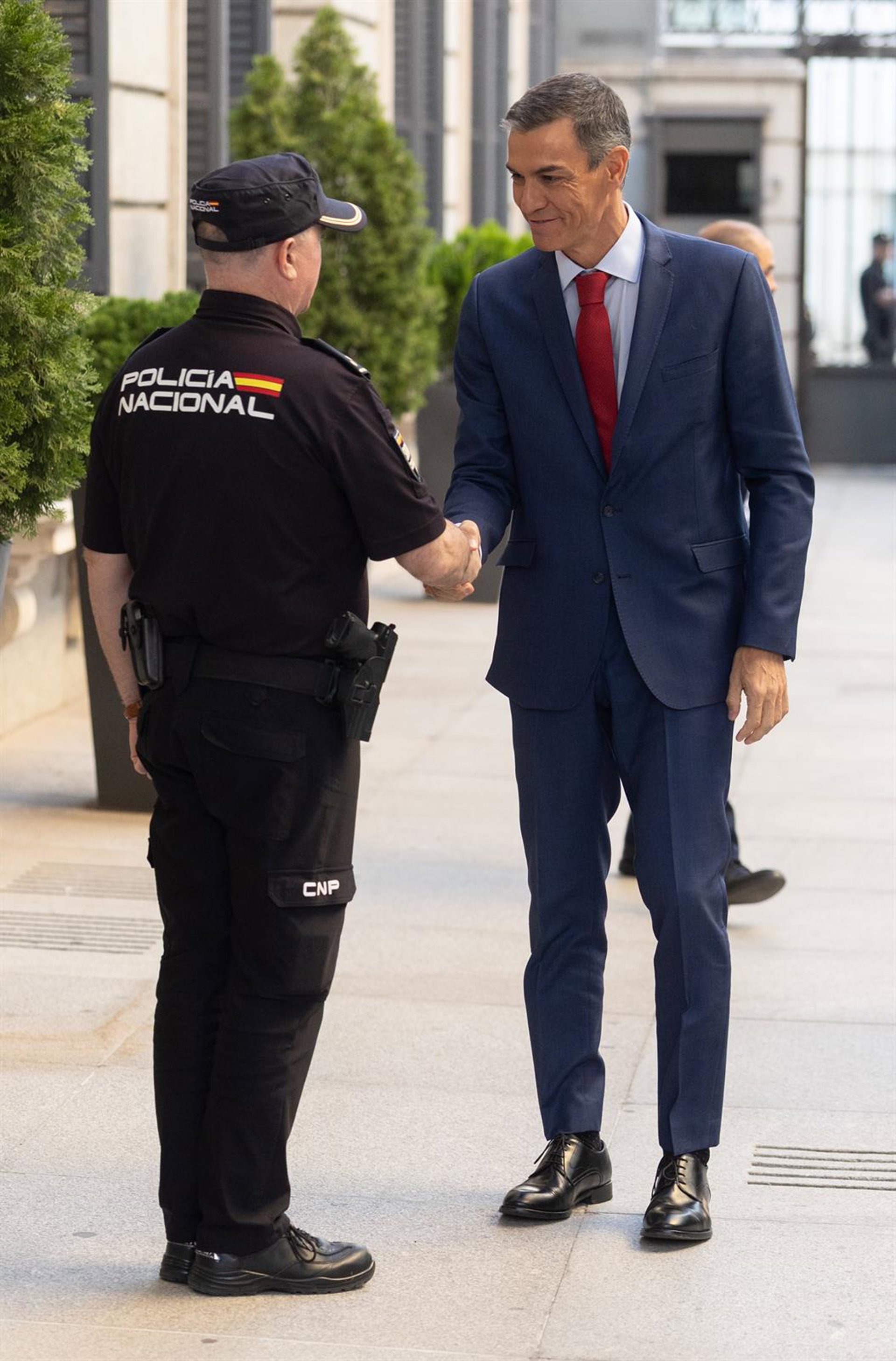 Pedro Sánchez felicita a la Policía Nacional por ser el «orgullo de un país» y un «ejemplo de una sociedad democrática»