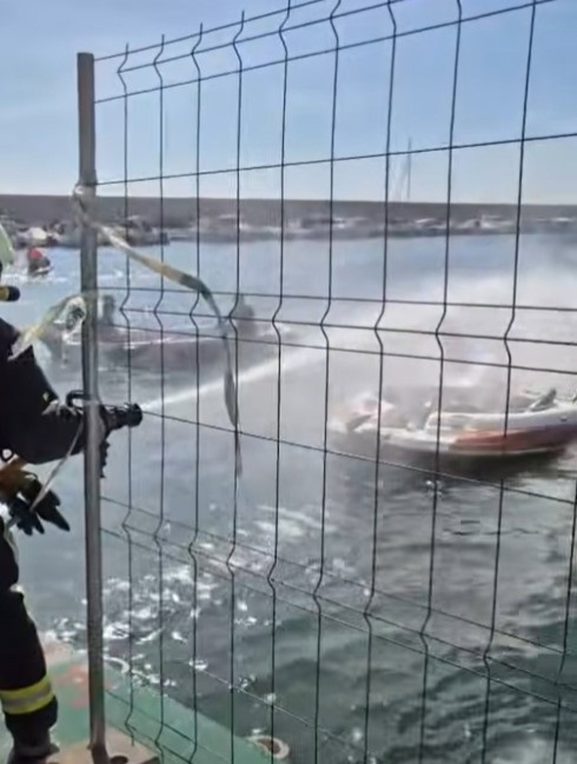 Ocho heridos tras la explosión en el interior de un barco en el Puerto Deportivo de Fuengirola