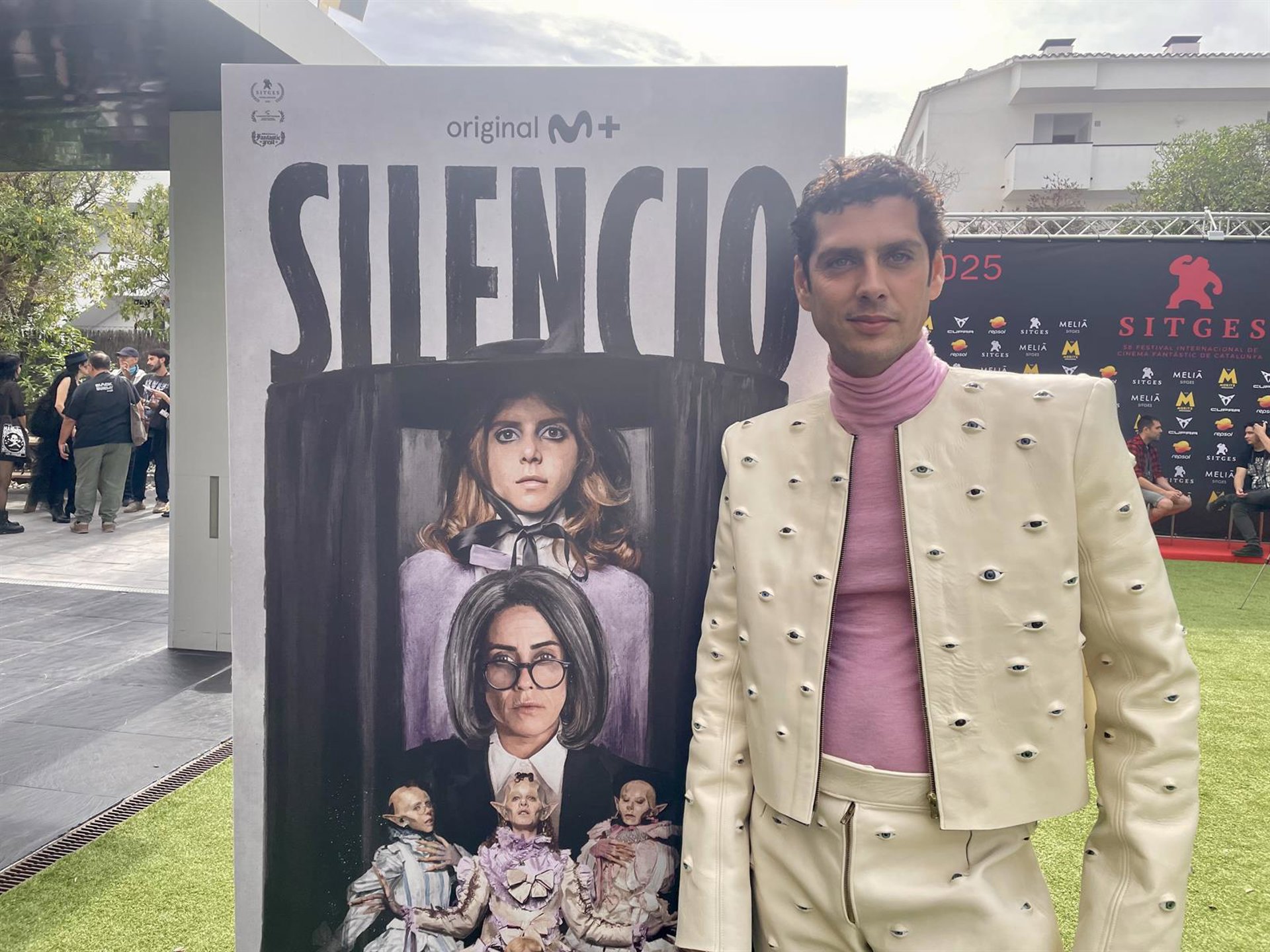 Eduardo Casanova redefine el cine vampírico para «romper el silencio» con el VIH en una miniserie
