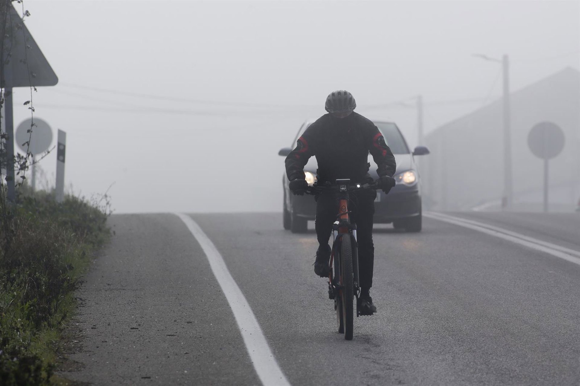 Lluvias, tormentas y niebla activan este martes alertas en siete provincias