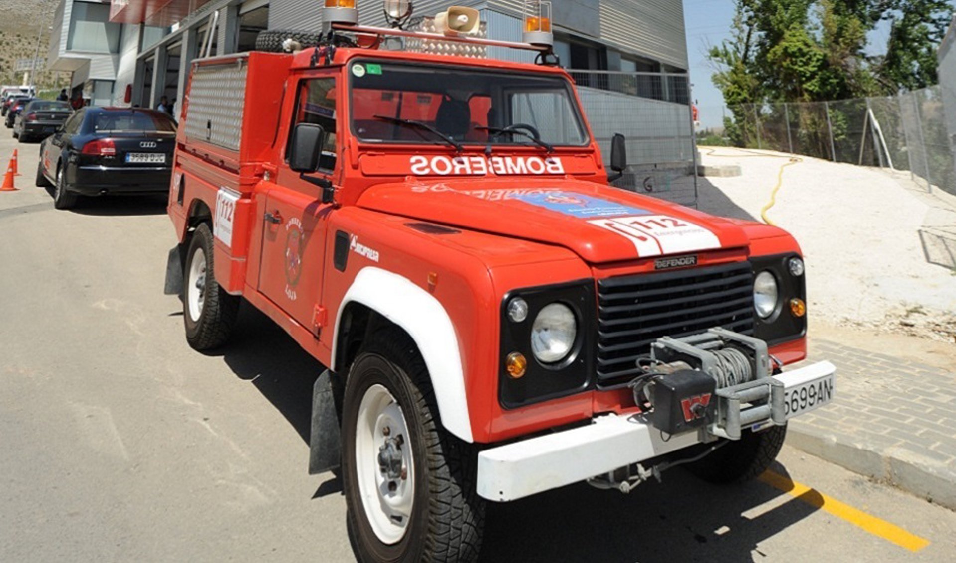 Desalojadas veinte viviendas por el incendio en una cochera comunitaria en Monachil