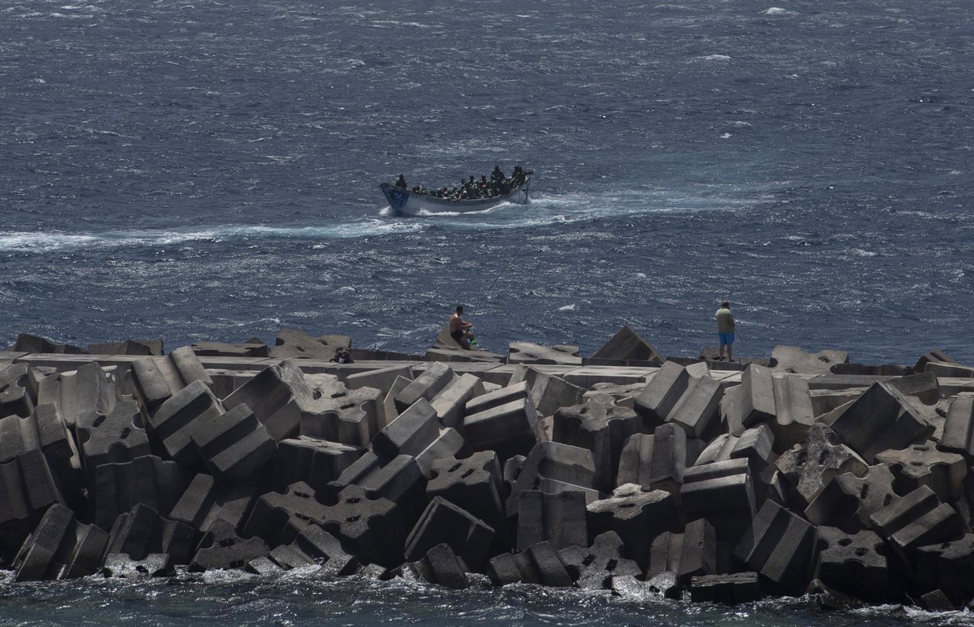 Llegan a La Restinga (El Hierro) unas 98 personas migrantes, entre ellas cuatro menores, a bordo de un cayuco