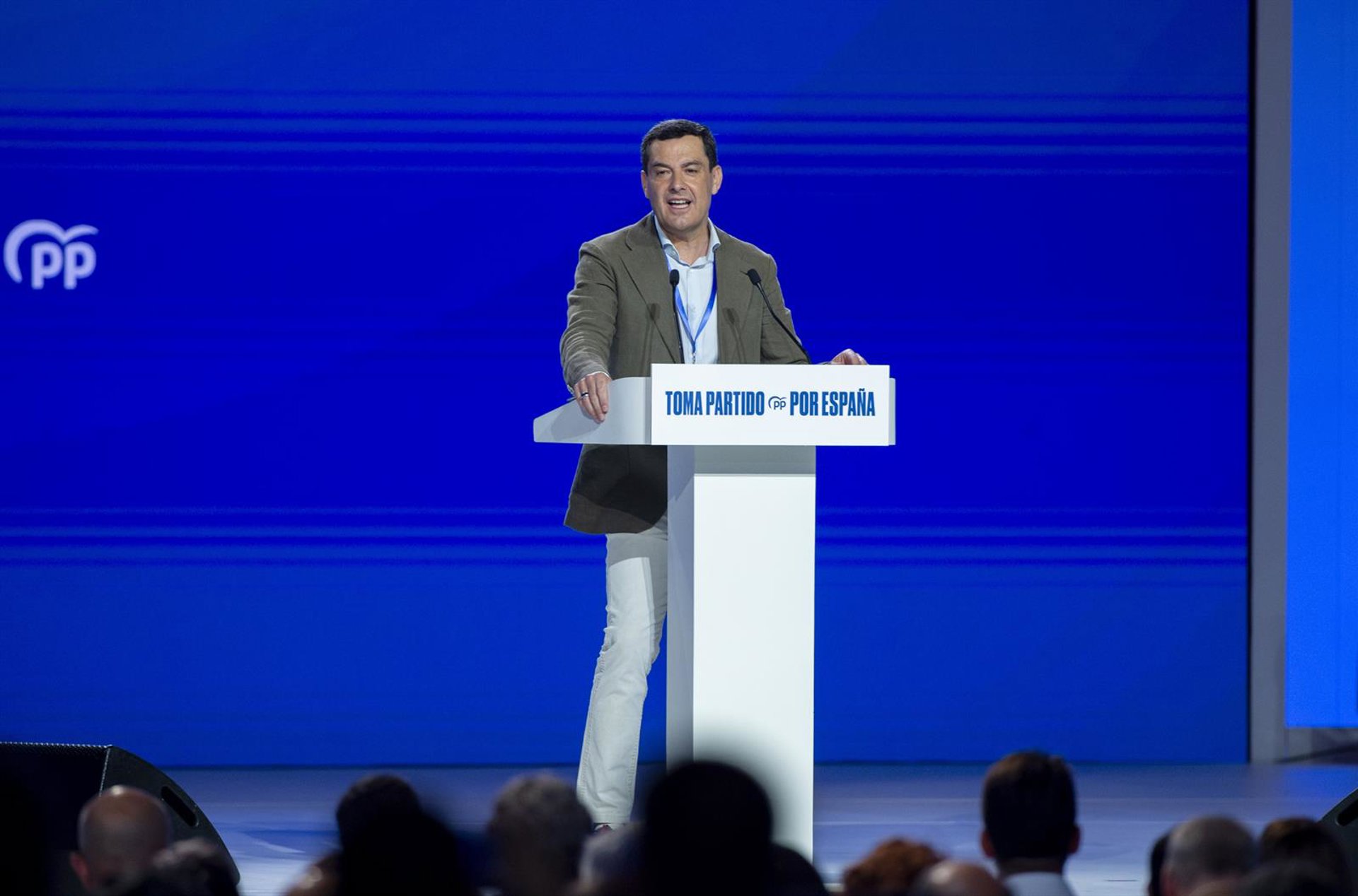 PP-A saca 17 puntos al PSOE-A pero podría perder por un escaño la mayoría absoluta con Vox en alza según el Centra