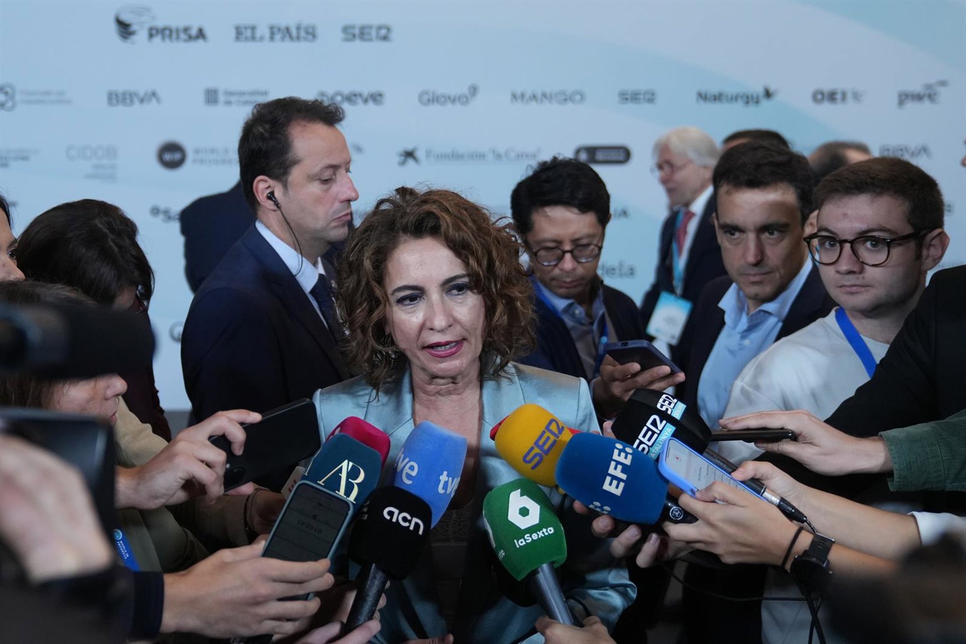 Montero asegura que «ninguna CC.AA. va a perder recursos» con la financiación singular