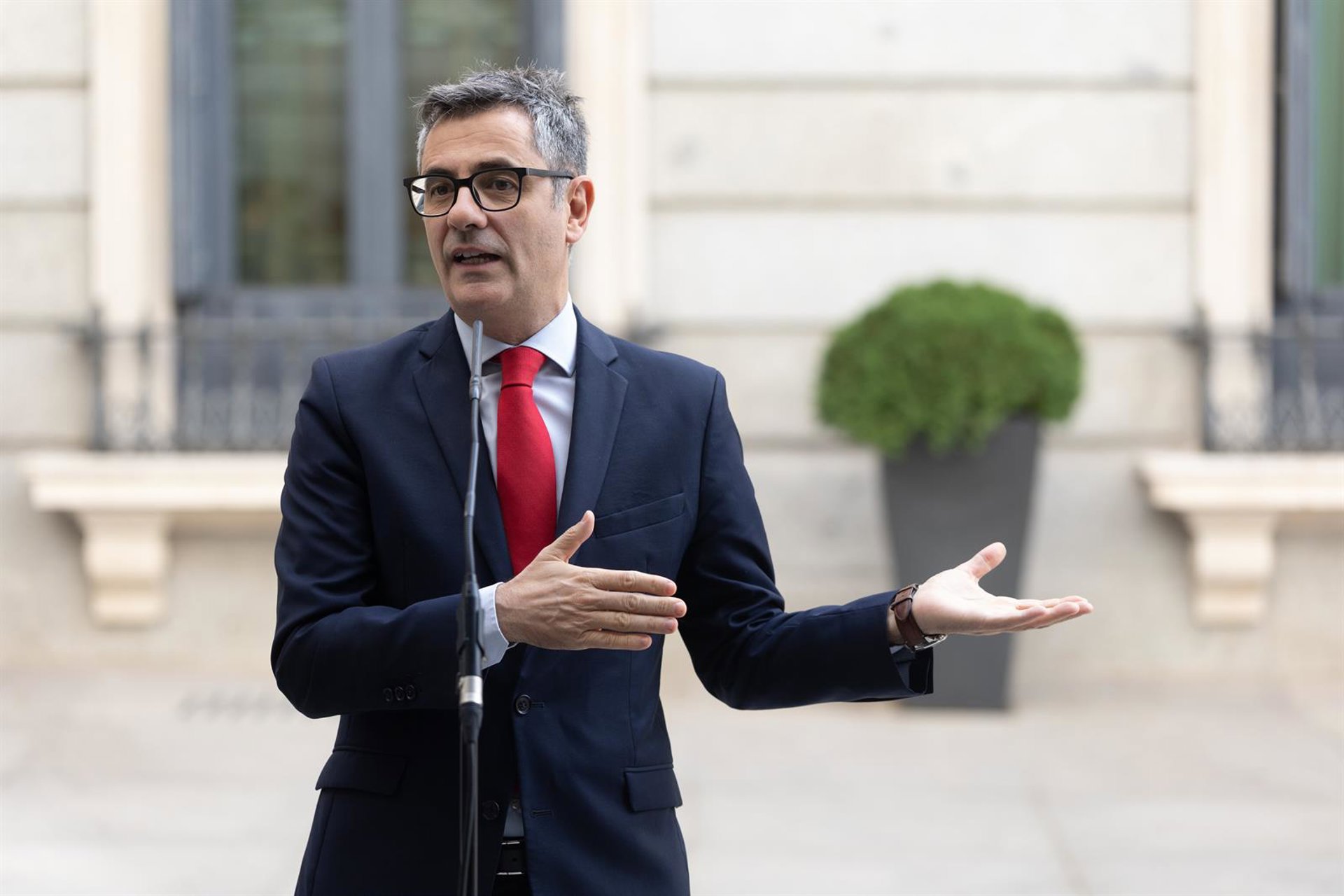 Bolaños dice que los anticipos de gastos del PSOE sin registro oficial son «cantidades menores» y «se aclararán»