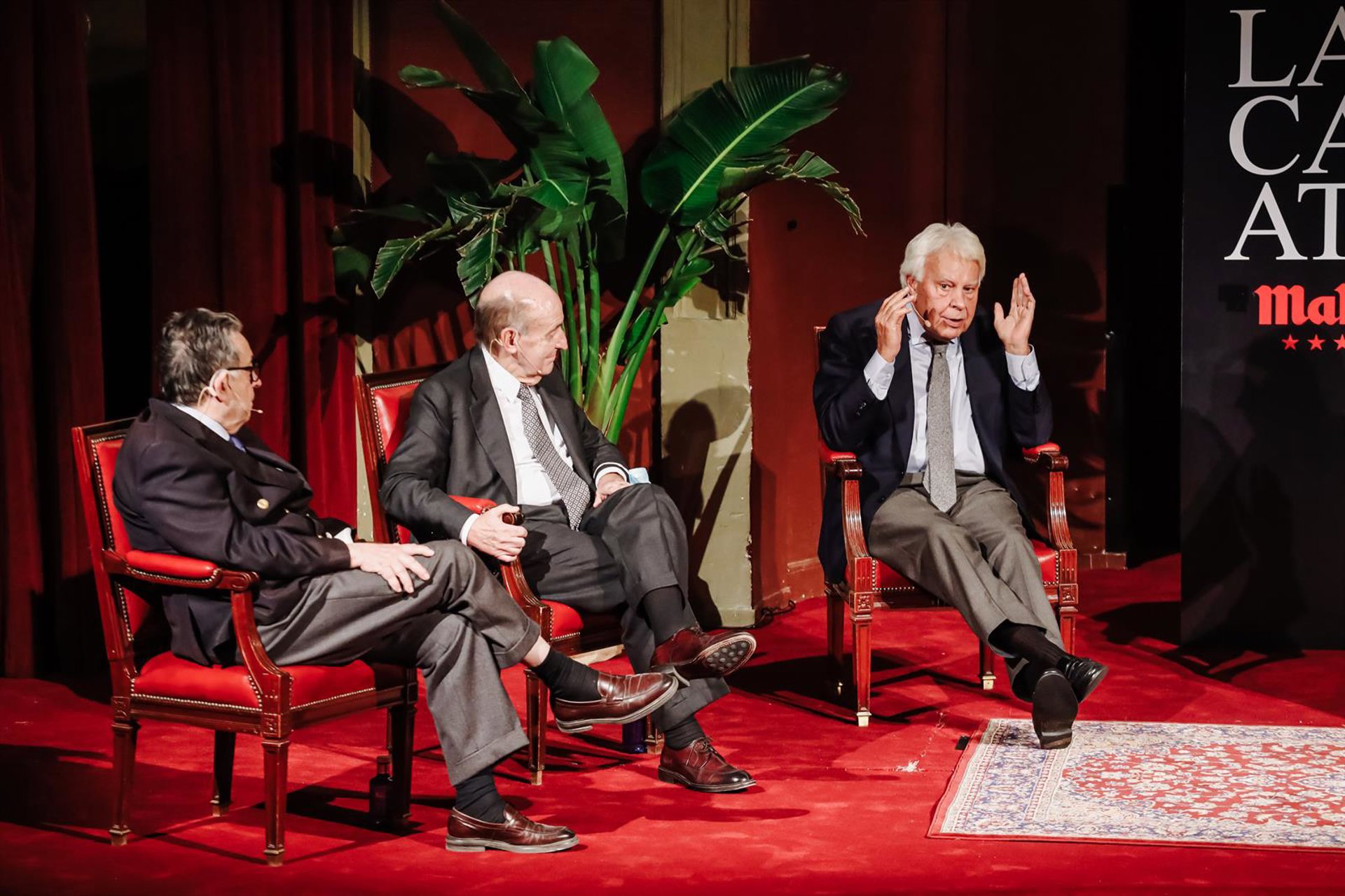 El Gobierno aprueba el Toisón de Oro a Felipe González y los padres de la Constitución, Miquel Roca y Miguel Herrero