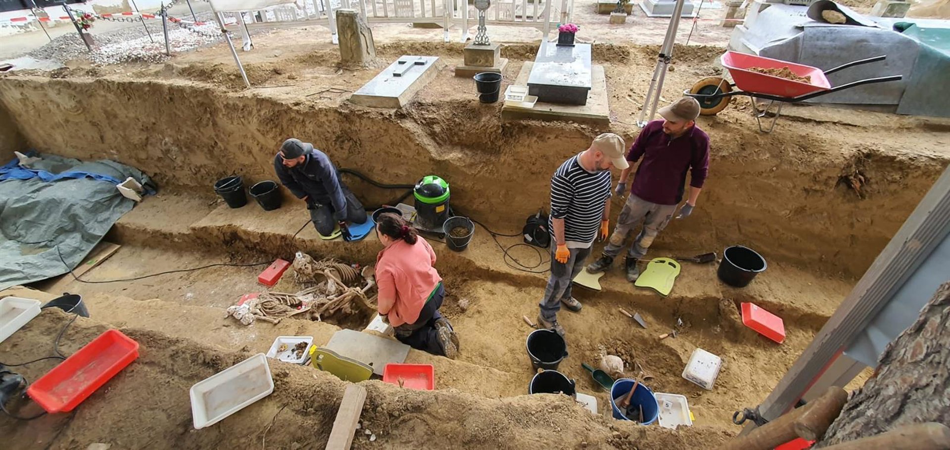 Comienzan a exhumar la fosa del cementerio de Ejea (Zaragoza), la más grande de Aragón: «No vamos a parar»