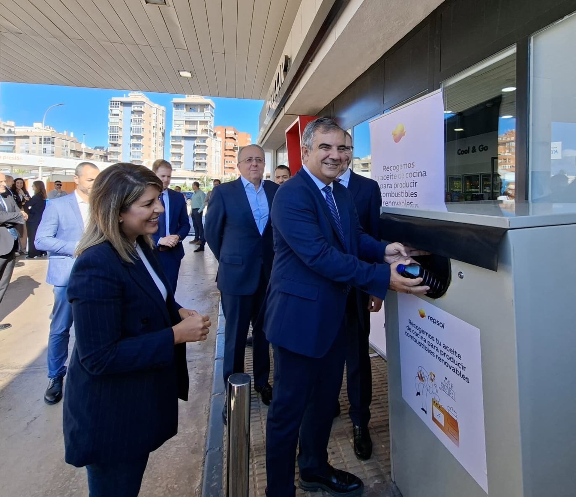 Murcia y Repsol impulsan recogida de aceite de cocina usado en 97 puntos para convertirlo en combustible ecológico
