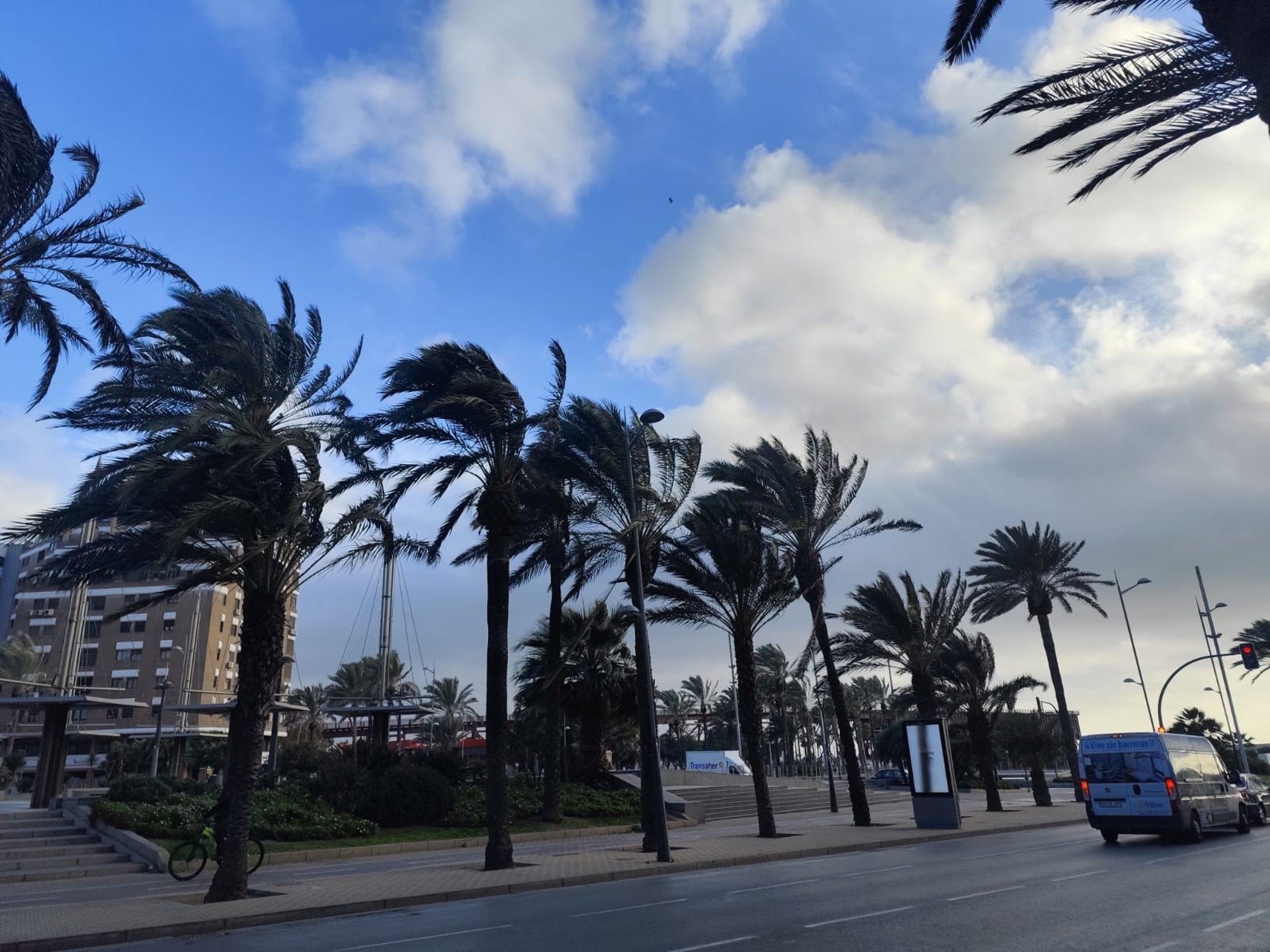 La lluvia cesa en Andalucía y la Aemet activa el aviso amarillo en Almería por oleaje este jueves