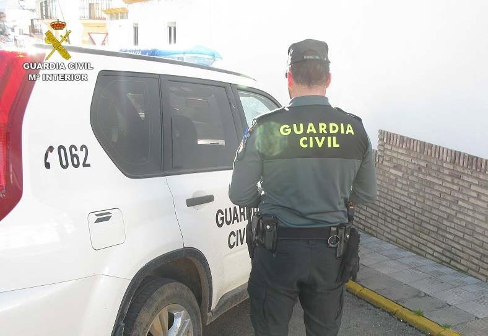 Continúa la búsqueda del desaparecido en Isla tras apuñalar a su pareja, ya fuera de peligro