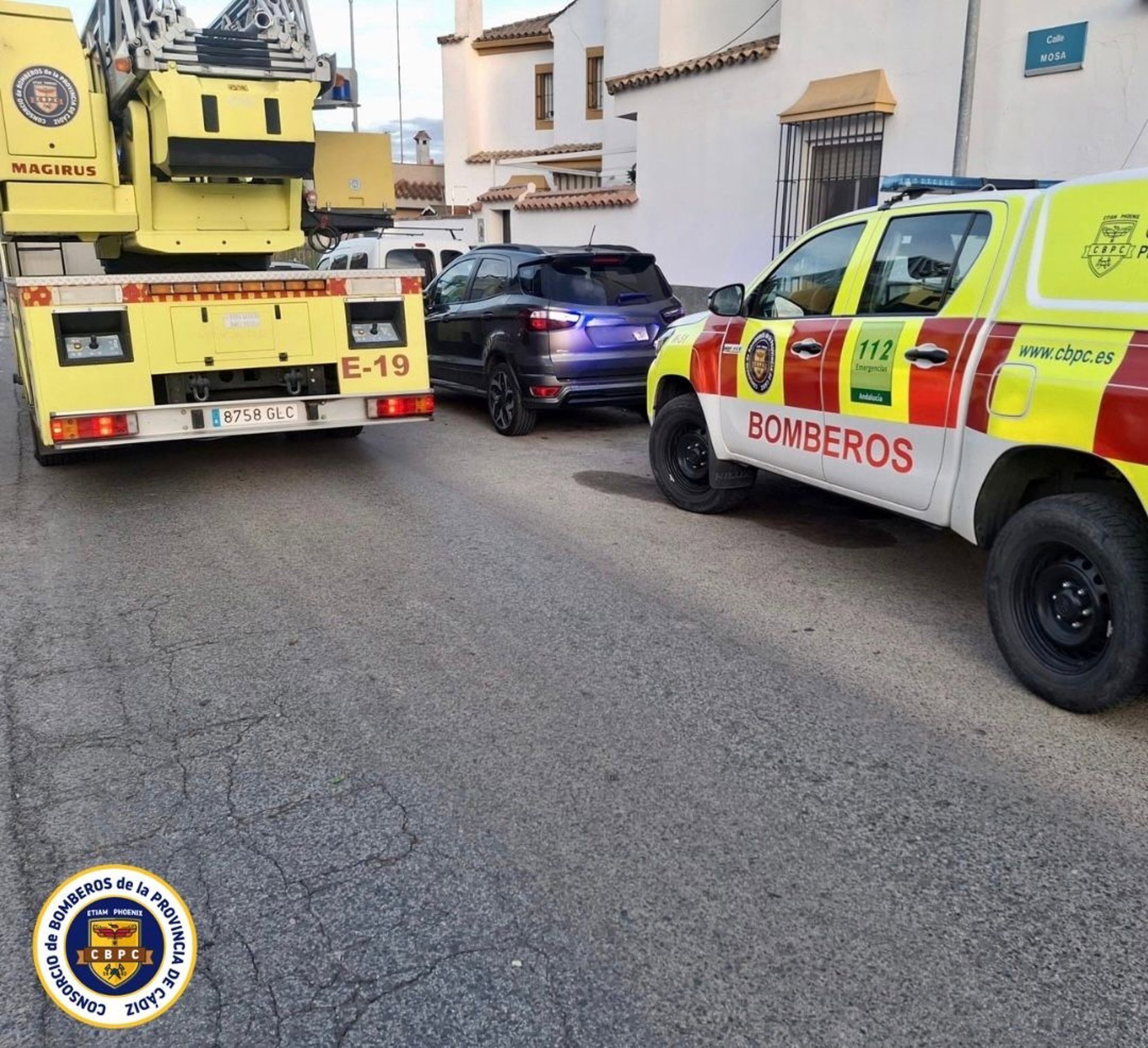 Atendidos por inhalación de humo dos policías tras el rescate de una persona en un incendio en Jerez