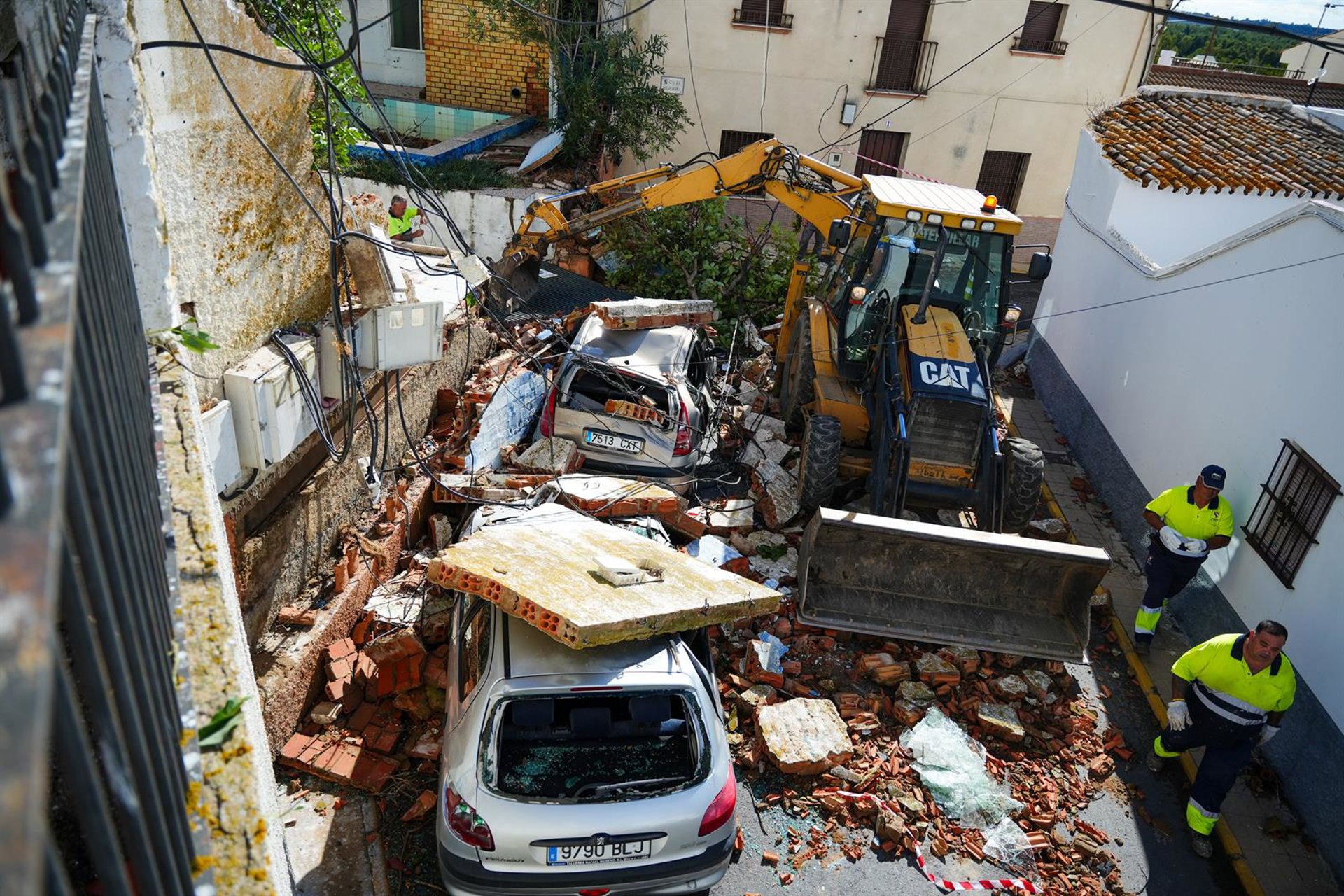 Muere el hombre al que se le cayó la estructura de una terraza por un tornado en Gibraleón