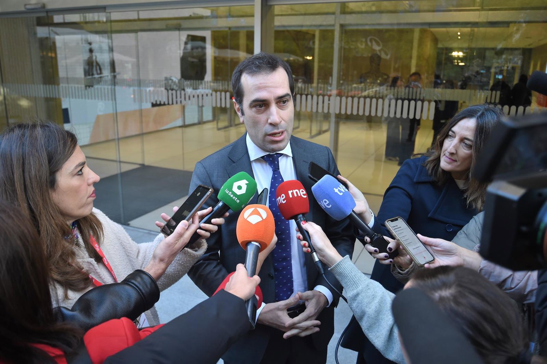 El Gobierno acusa a Mazón de dimitir «tarde» y «mal», además de «no tener valentía» para convocar elecciones