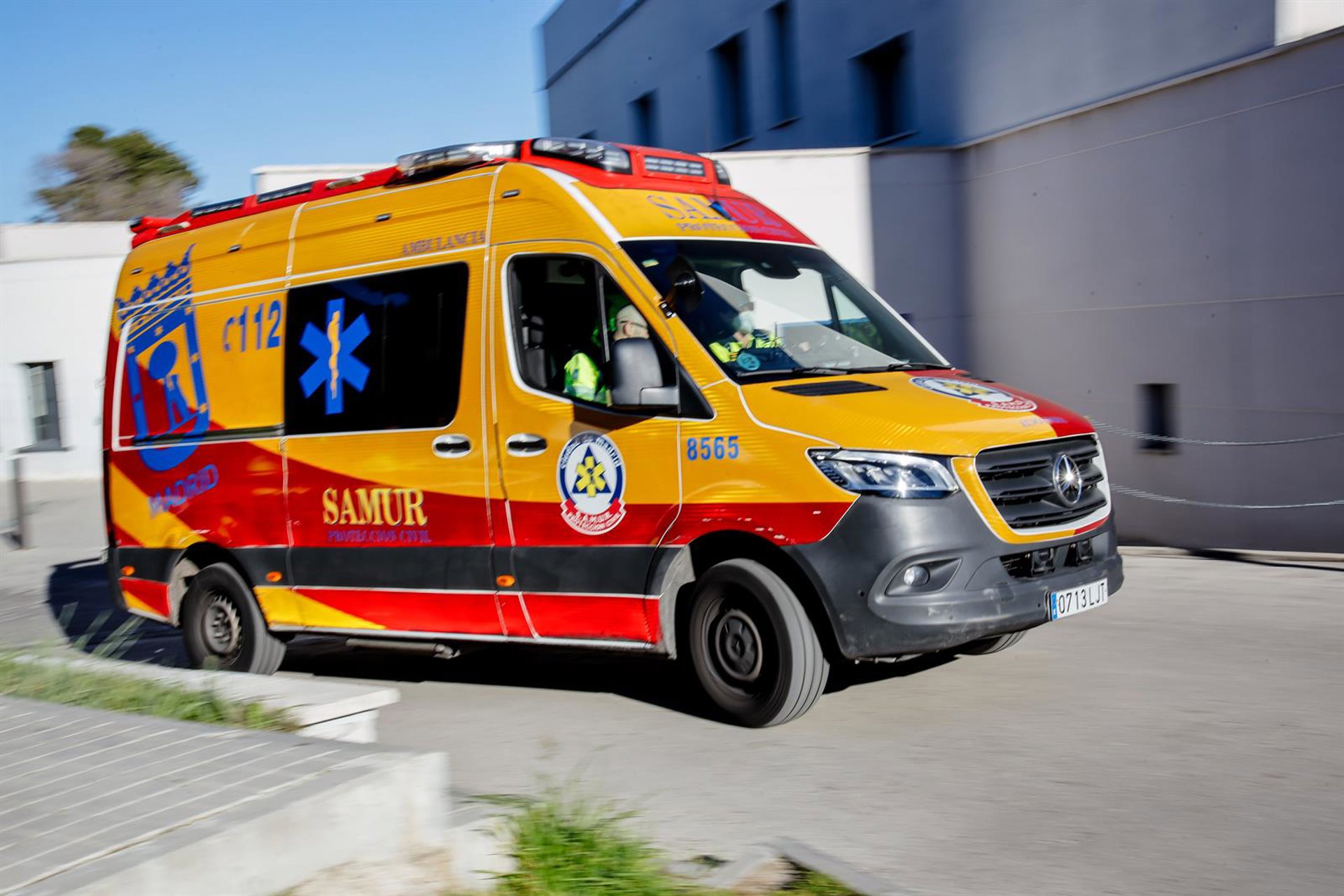 En estado grave un motorista de 23 años tras colisionar con un coche en la A-5 a su paso por Latina