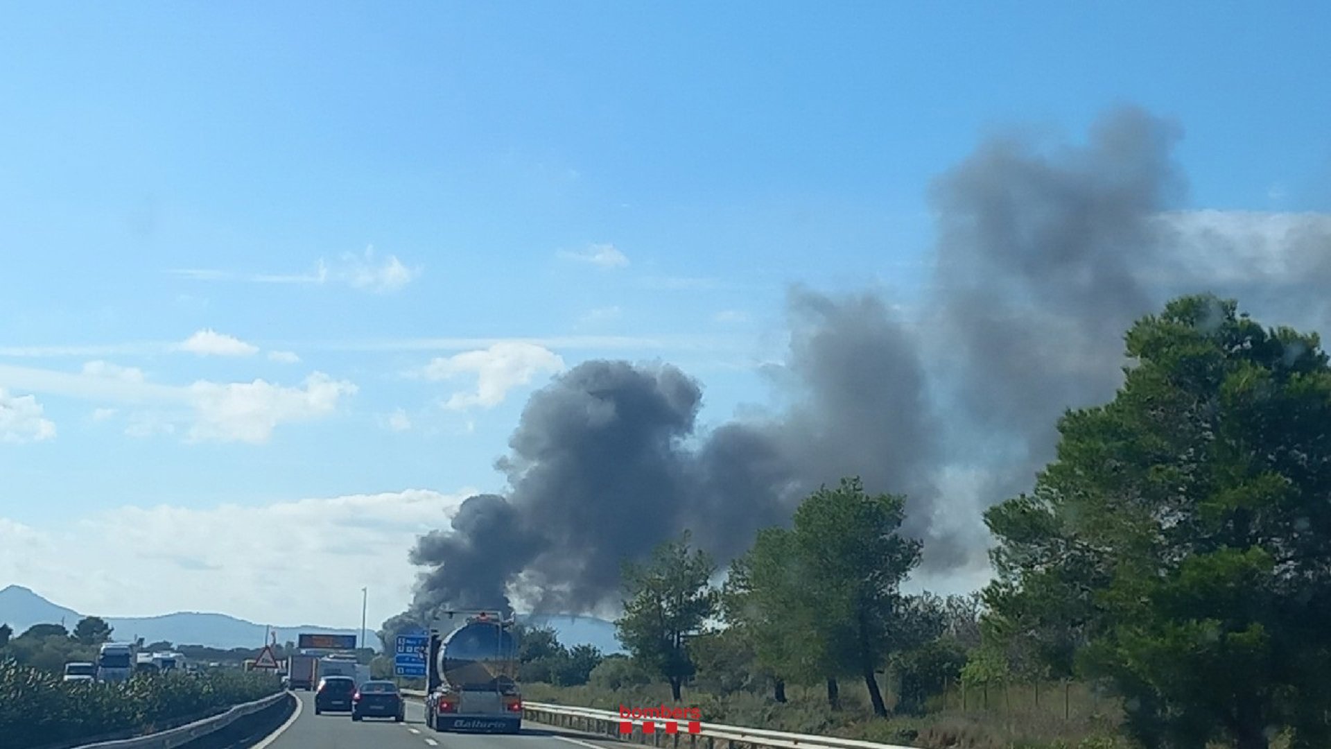 La AP-7 abre un carril en L’Aldea pero está cortada en L’Ampolla (Tarragona) por camión incendiado
