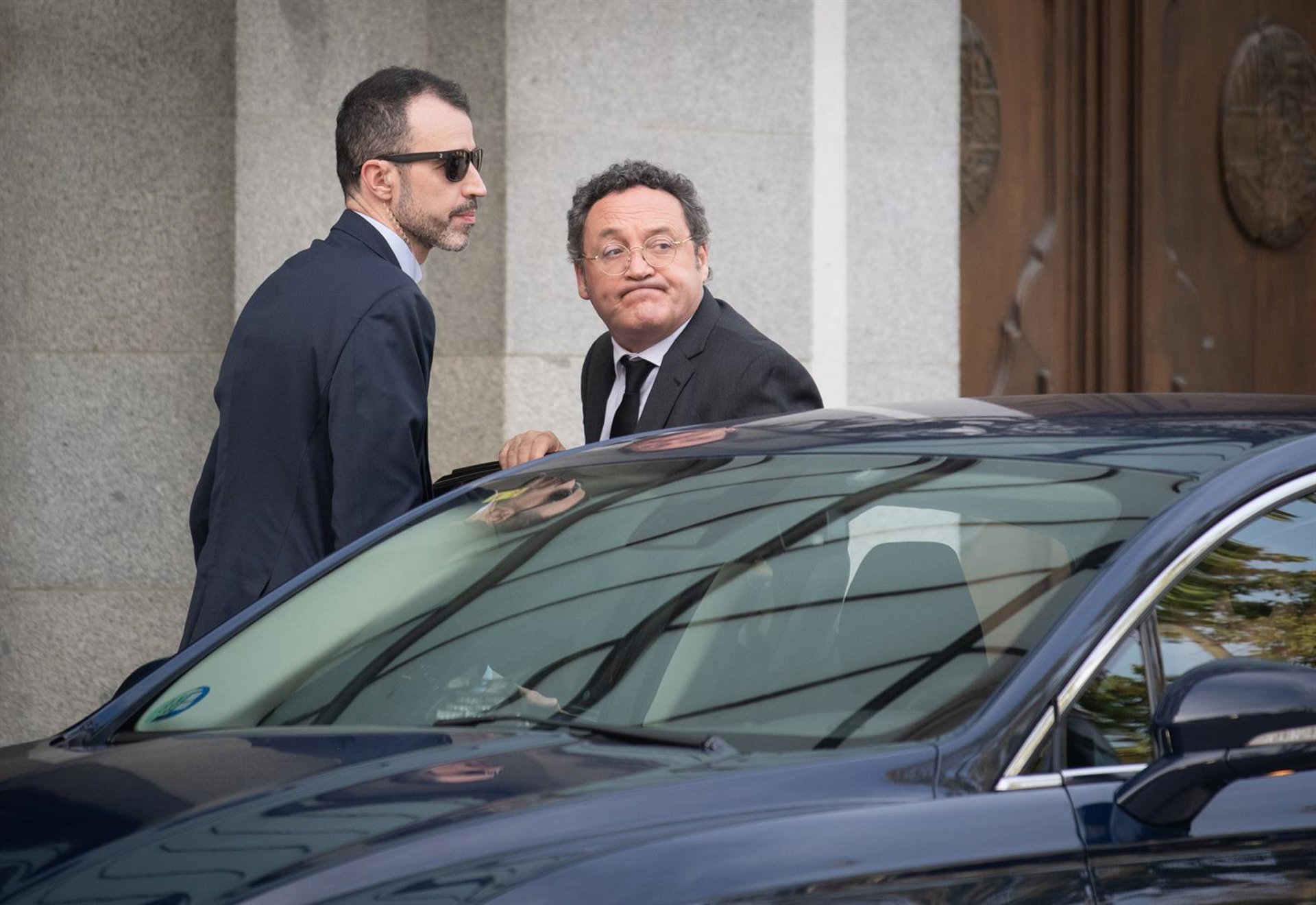 La imagen del segundo día de juicio: El fiscal general se lleva las manos a la cabeza ante el alegato del novio de Ayuso
