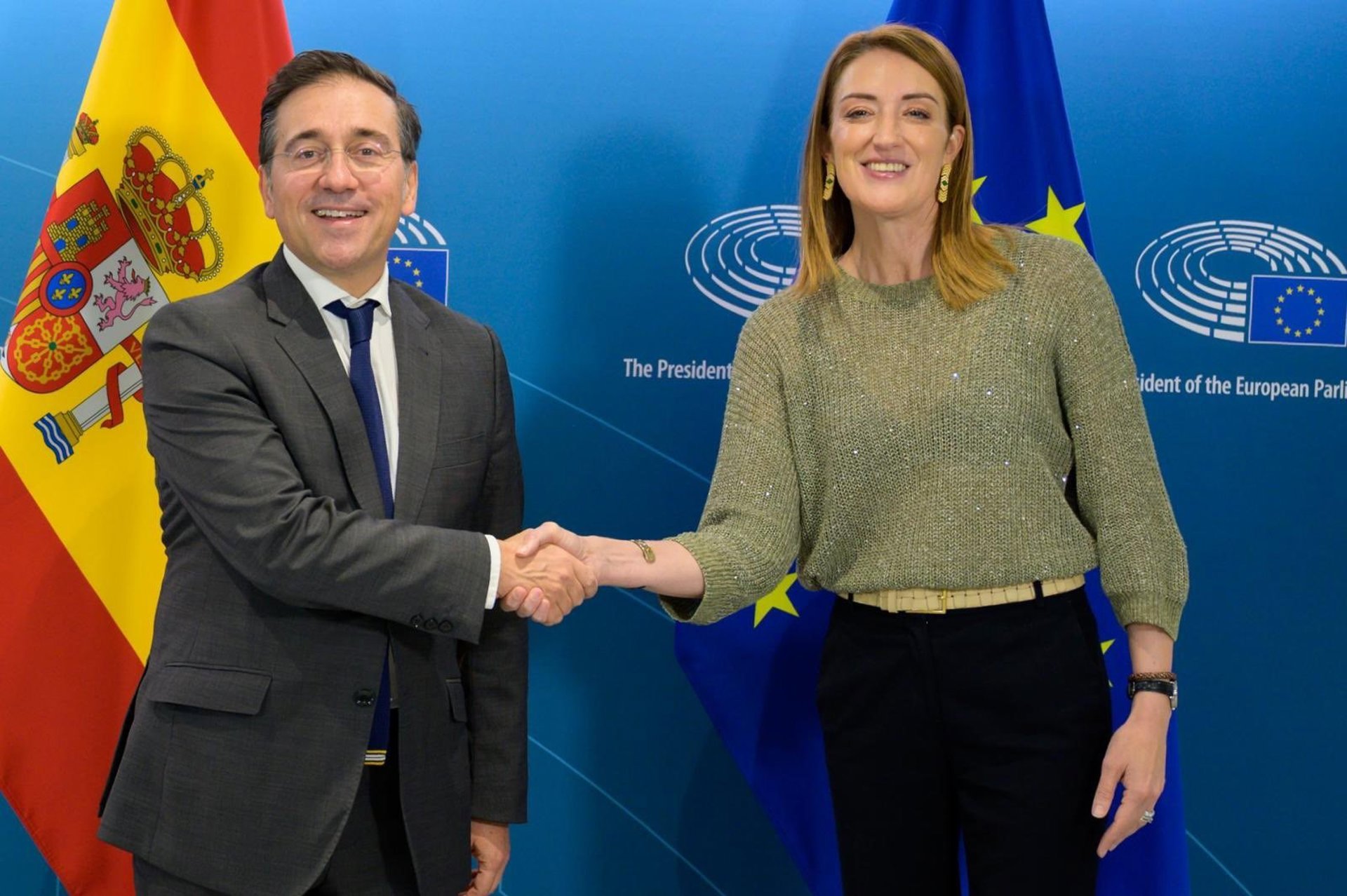 Albares vuelve a abordar con Metsola el uso del catalán en la Eurocámara sin avances