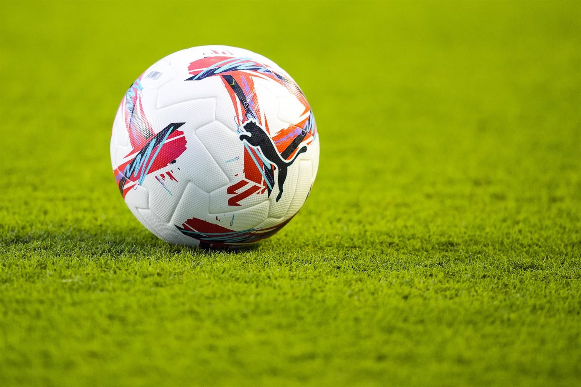 LaLiga suspende el partido entre la AD Ceuta y la UD Almería tras fallecer un aficionado en las gradas