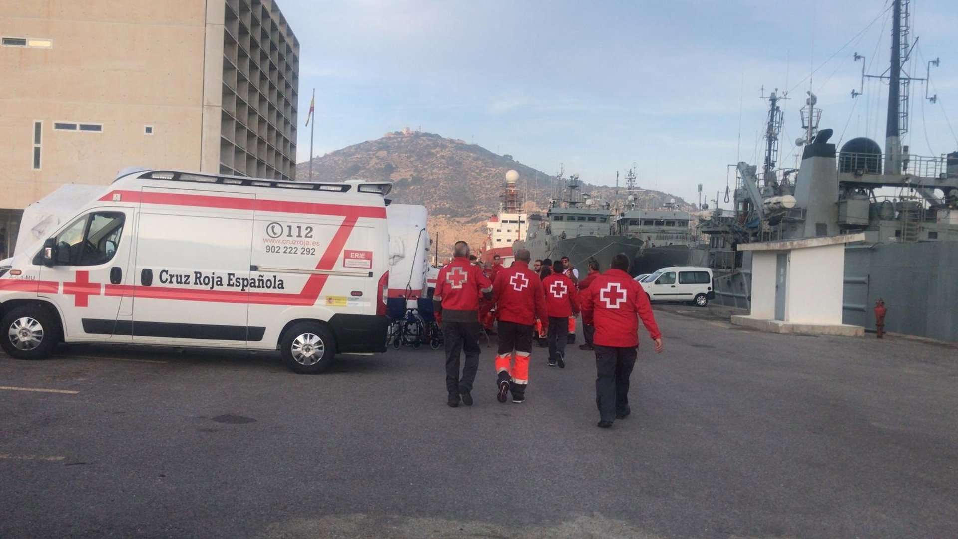 Fallece un inmigrante al caer al mar desde una patera interceptada en Cartagena con 17 personas a bordo