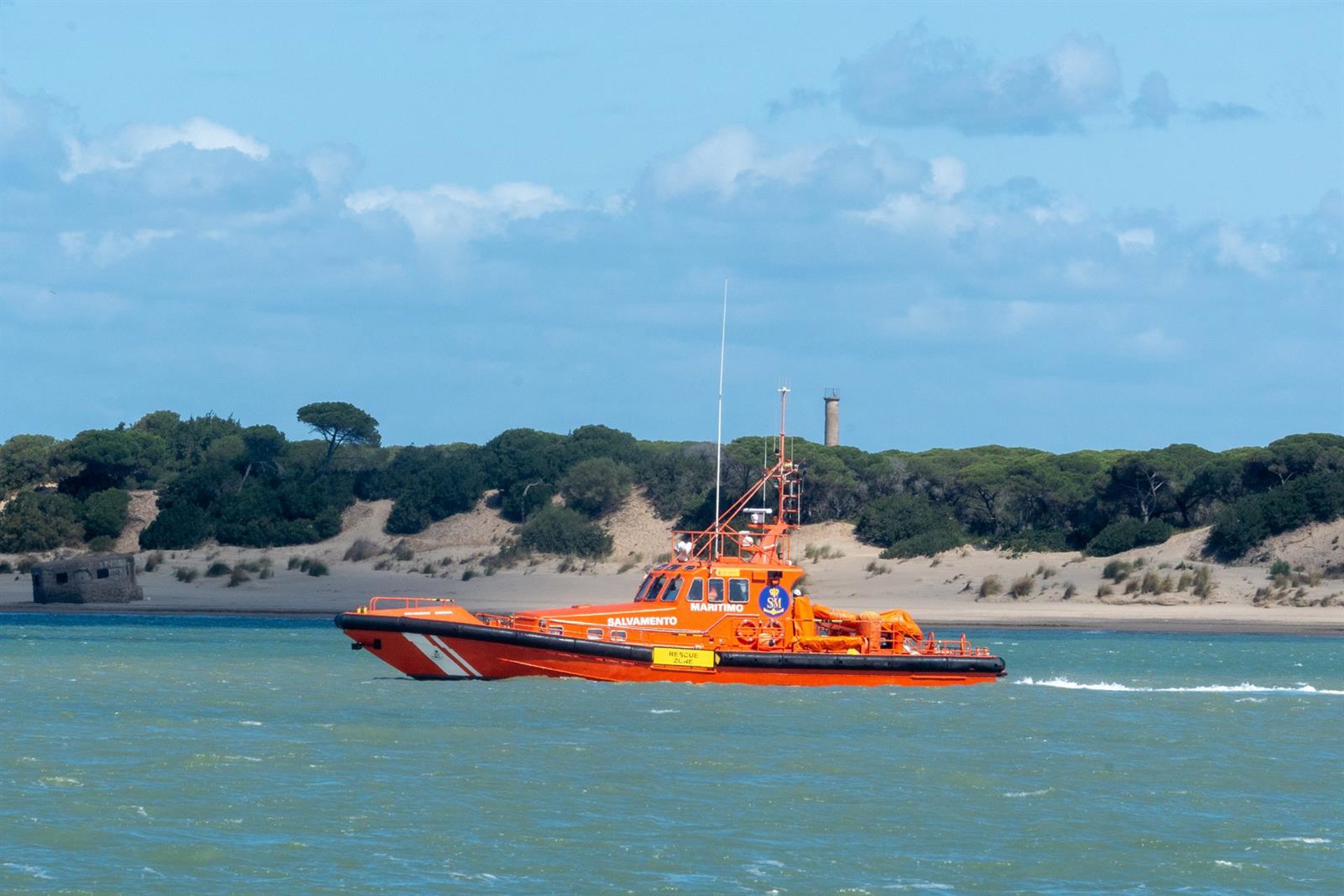 Activado un dispositivo de búsqueda para localizar a tres personas caídas al mar en Cádiz