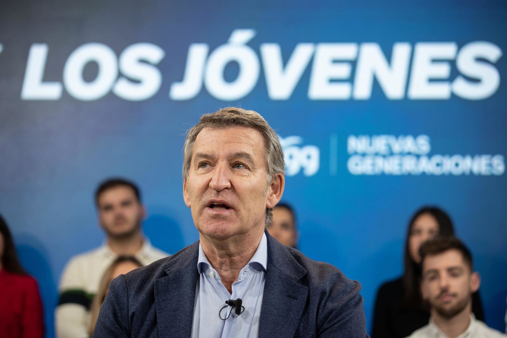 Feijóo quiere jóvenes ambiciosos y que «no vivan del Estado» y les alerta de partidos que «discuten» la democracia