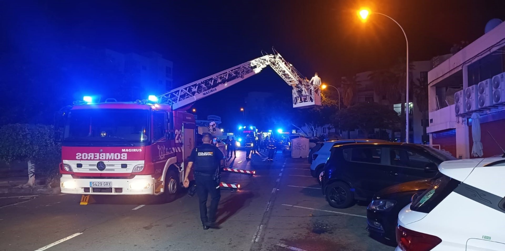 Desalojadas más de 20 personas, cuatro de ellas heridas, en el incendio de un edificio en Arona (Tenerife)