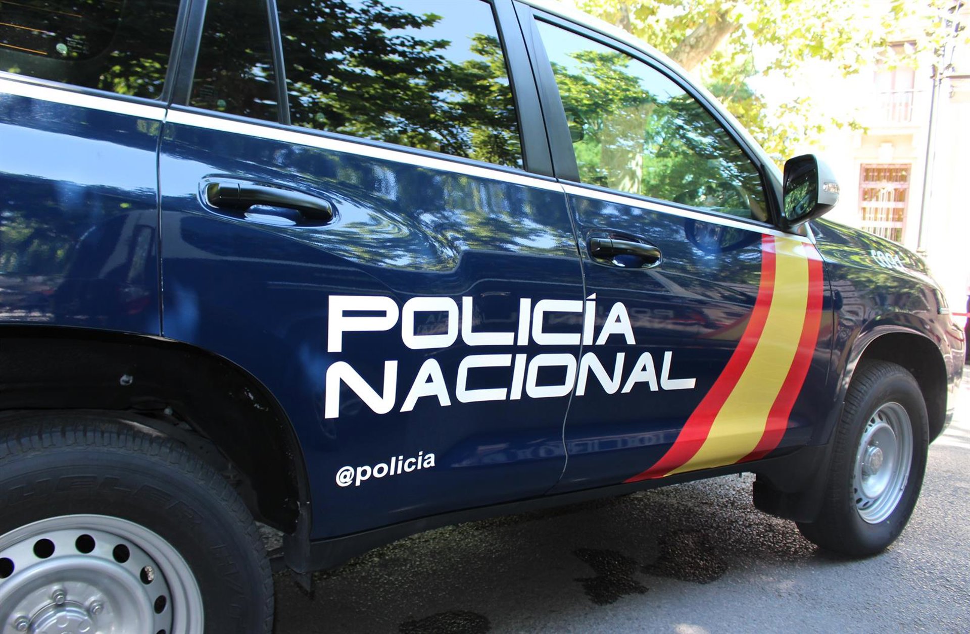 Investigan la aparición de sábanas y almohadas empapadas de sangre en un contenedor en Vallecas