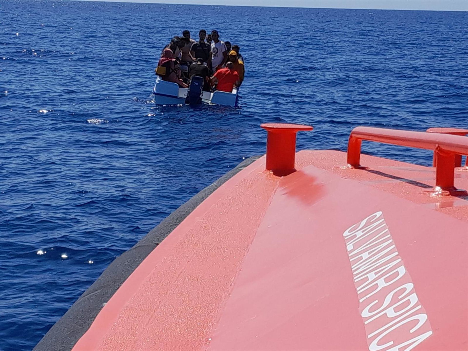 Rescatados catorce migrantes magrebies a bordo de una patera en aguas del Cabo de Gata