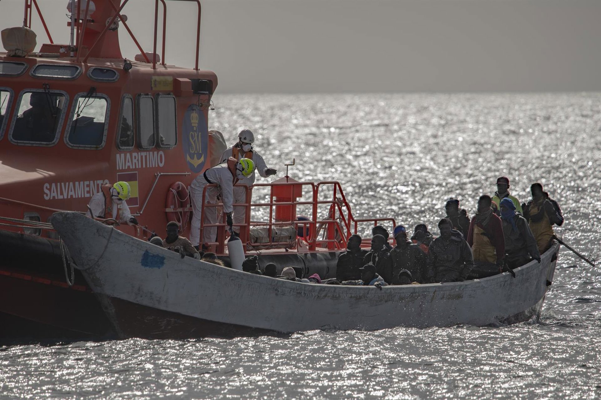 Rescatan un cayuco a 23 millas de La Restinga con más de 70 migrantes, entre ellos «varios» fallecidos