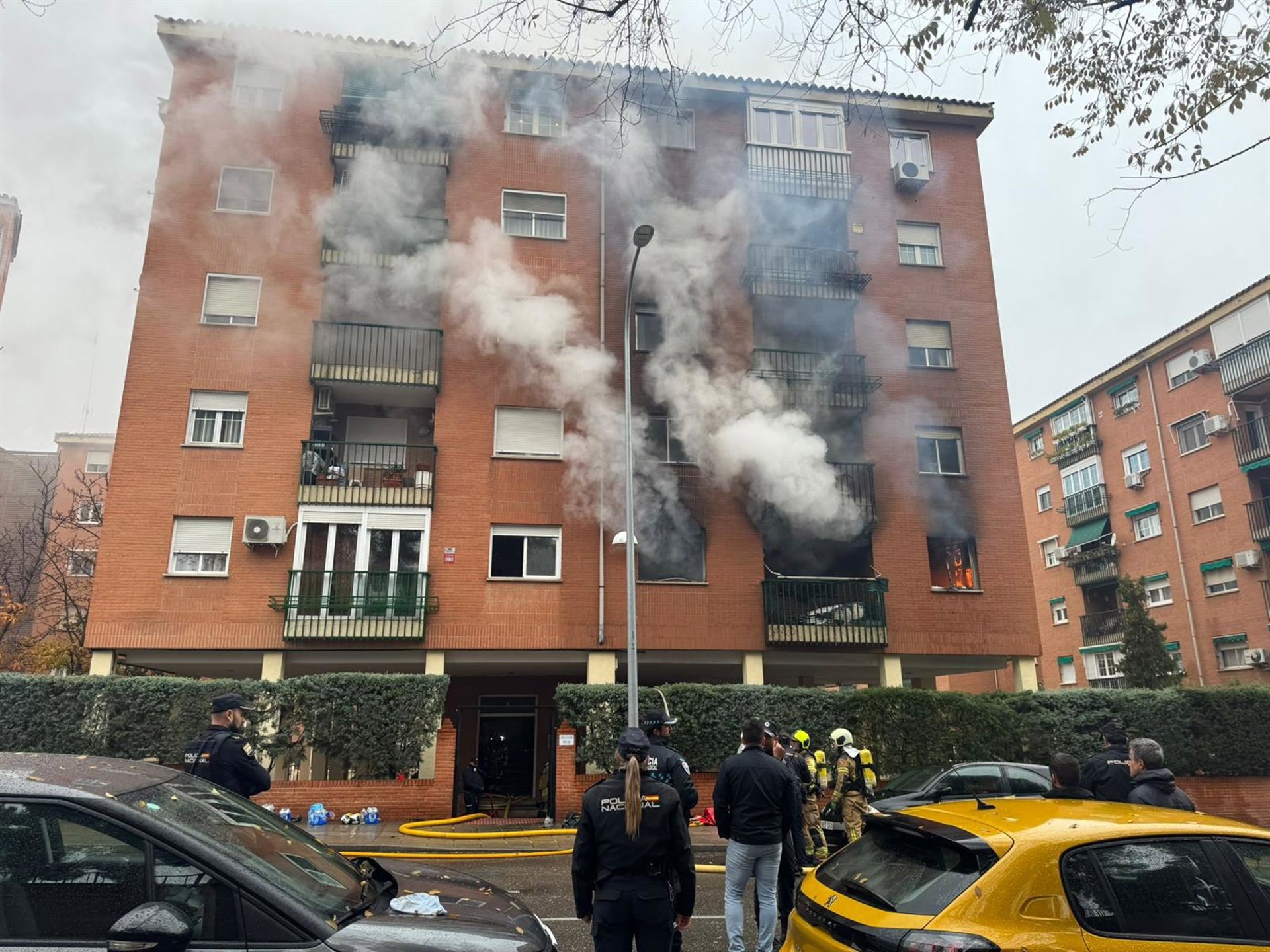 Dos agentes de Policía Nacional y un vecino de 52 años hospitalizados por el incendio de un bloque en Toledo