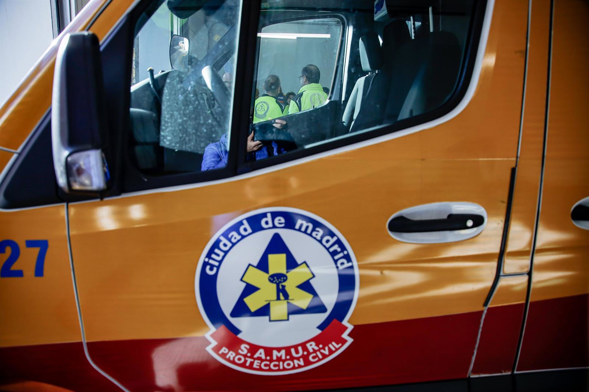 Fallece una mujer tras precipitarse desde un décimo piso con sus dos hijos de 3 años, ambos muy graves