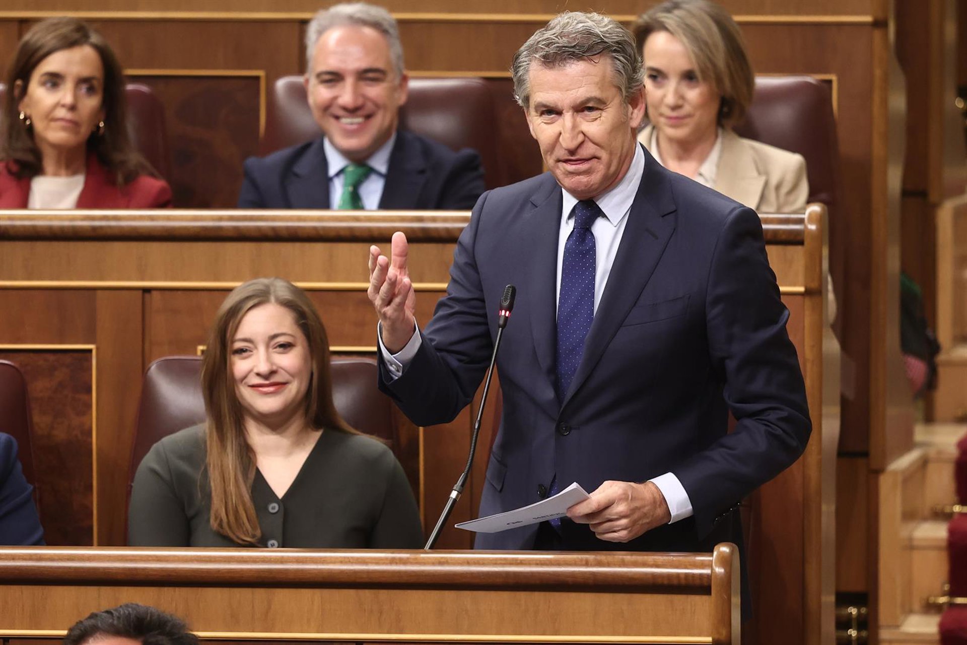 Feijóo ataca a Sánchez con ‘caso Salazar’ y el presidente presume de apoyar a las mujeres ante el «acoso laboral»