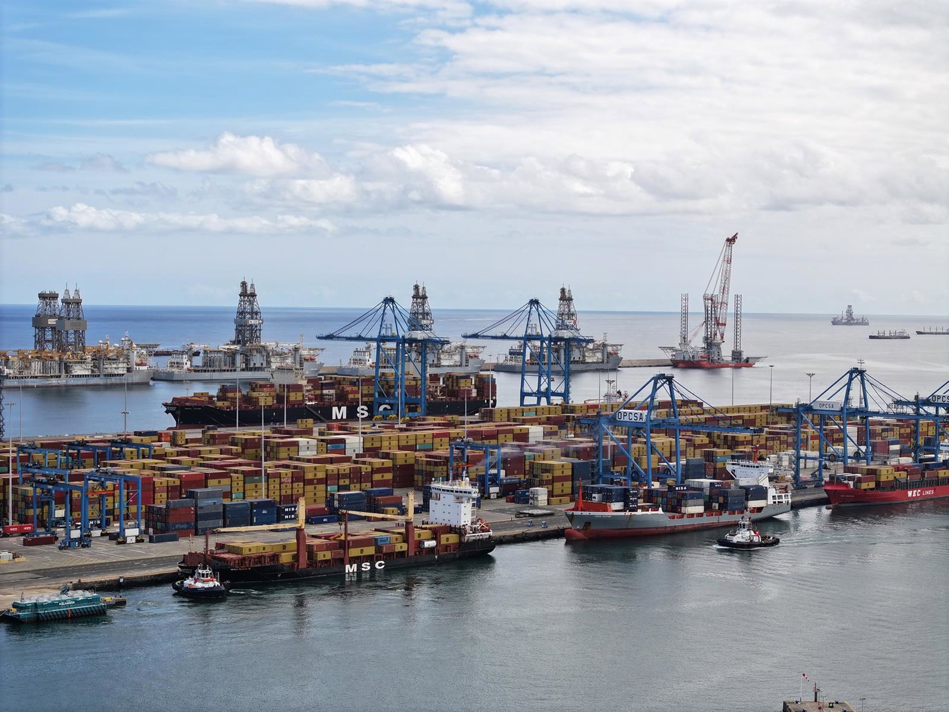 Atraca en el Puerto de Las Palmas un buque que perdió 45 contenedores al sufrir un golpe de mar