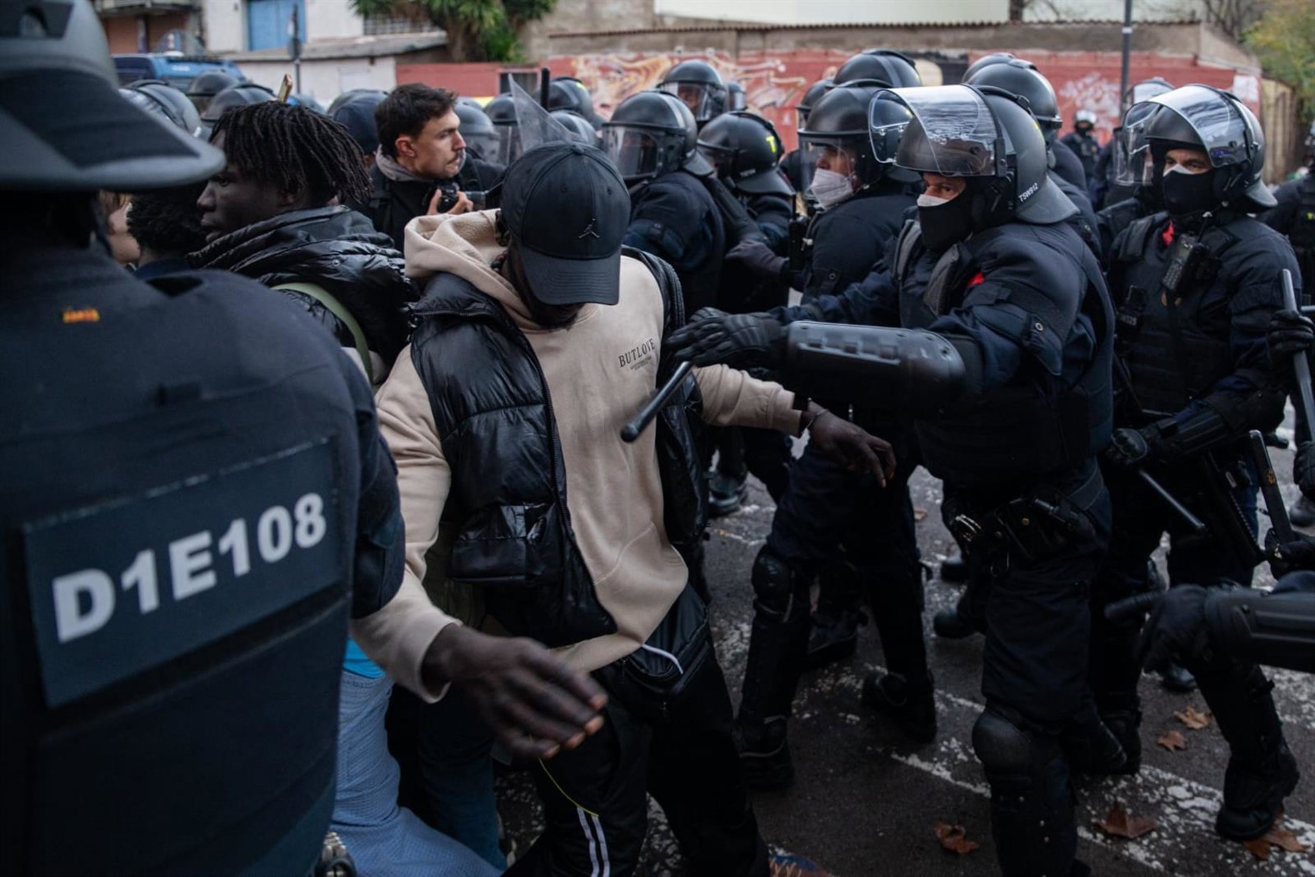 Los Mossos desalojan el asentamiento del antiguo instituto B9 de Badalona (Barcelona)