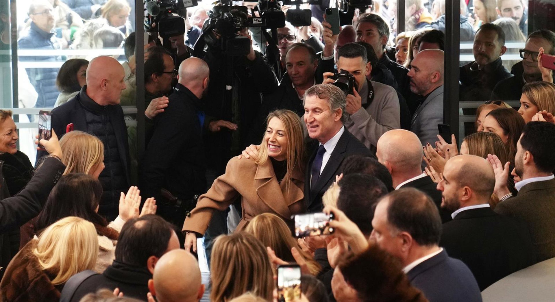Feijóo y ‘barones’ del PP advierten del «trasvase» de voto del PSOE a Vox