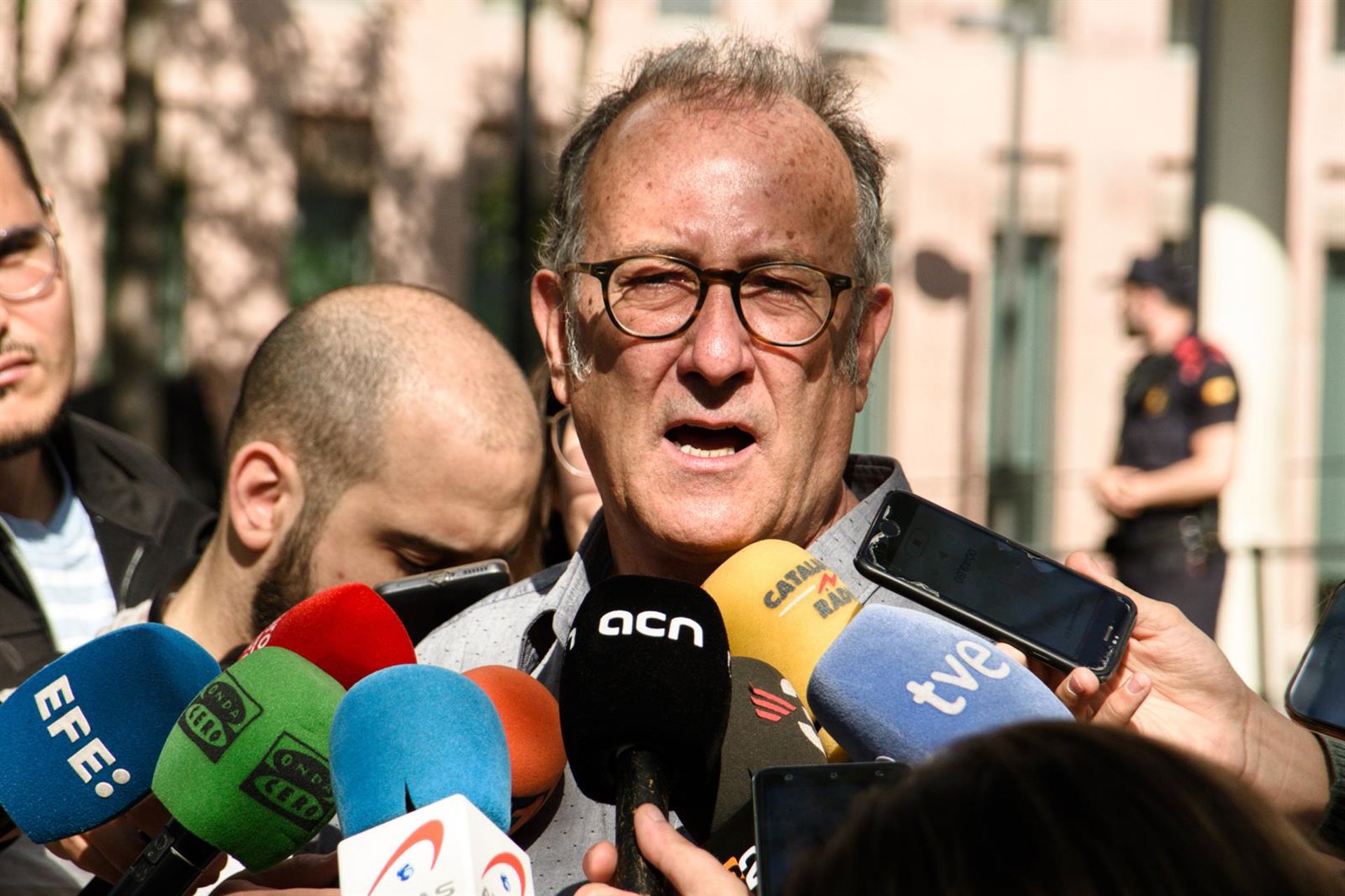 Òmnium exige a instituciones y partidos preparase para «volver a defender la escuela en catalán»